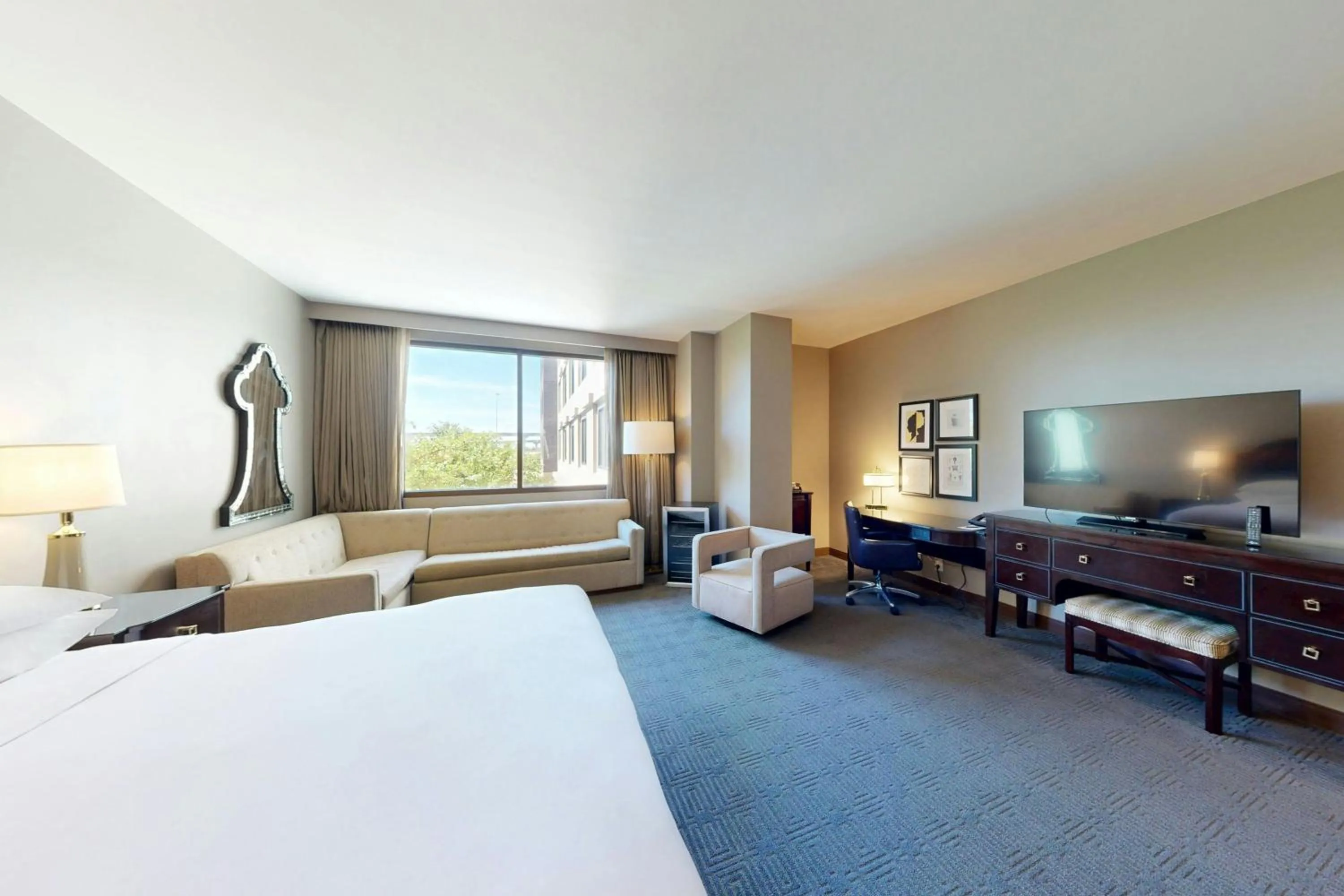 Photo of the whole room, Bed in Sheraton McKinney