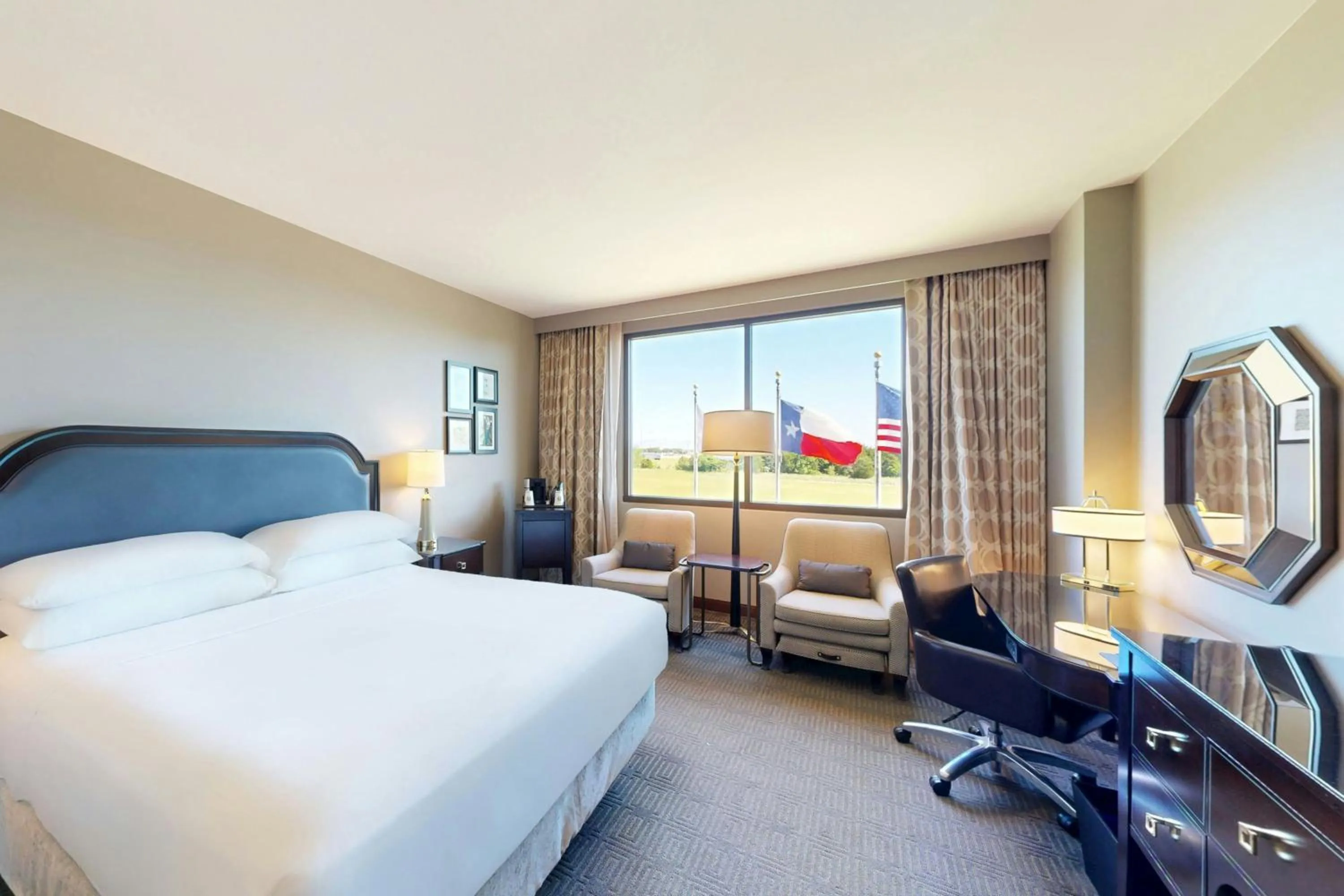 Photo of the whole room, Bed in Sheraton McKinney