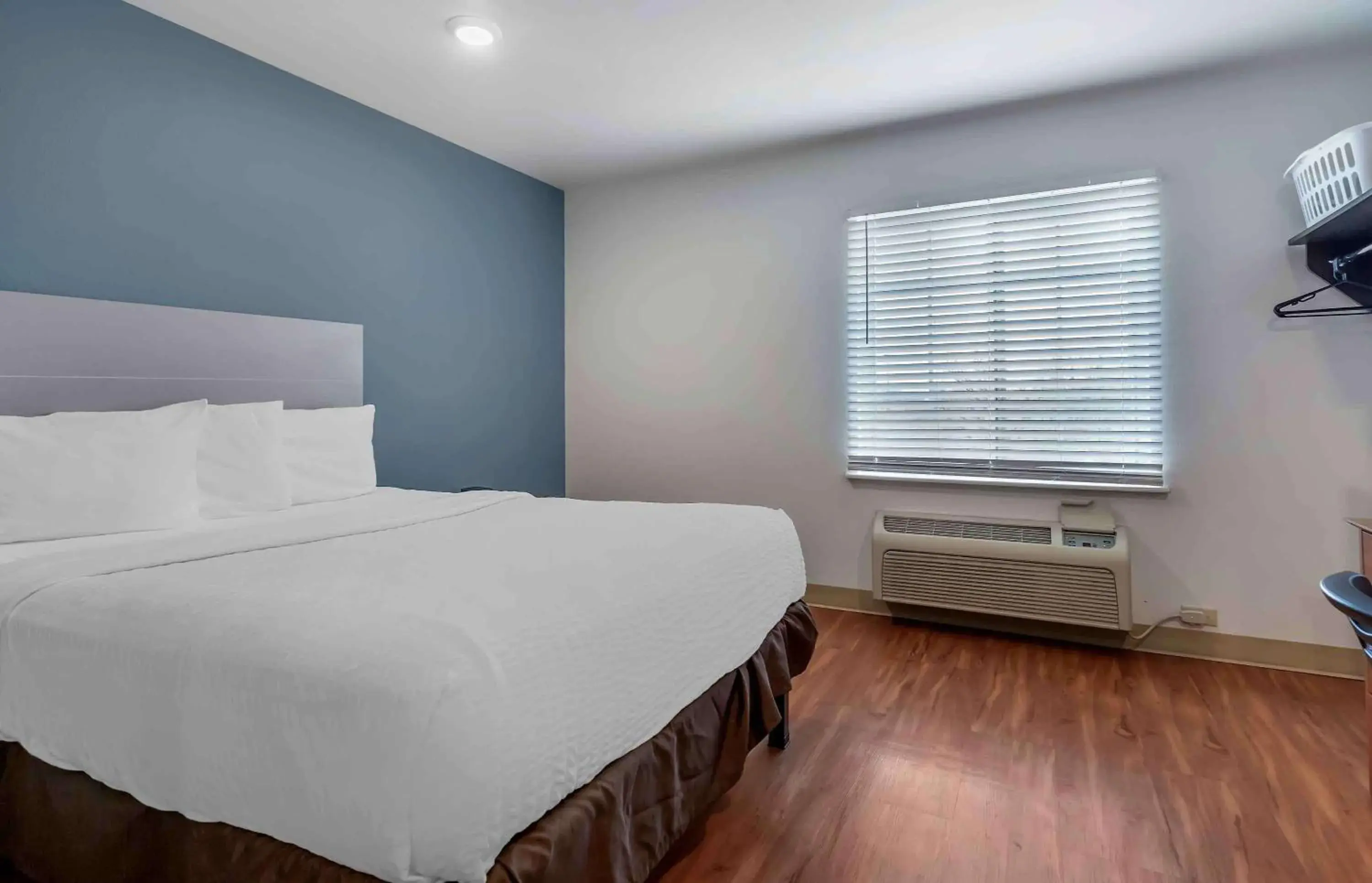 Bedroom, Bed in Extended Stay America Select Suites - Gainesville Bedroom, Bed in Extended Stay America Select Suites - Gainesville