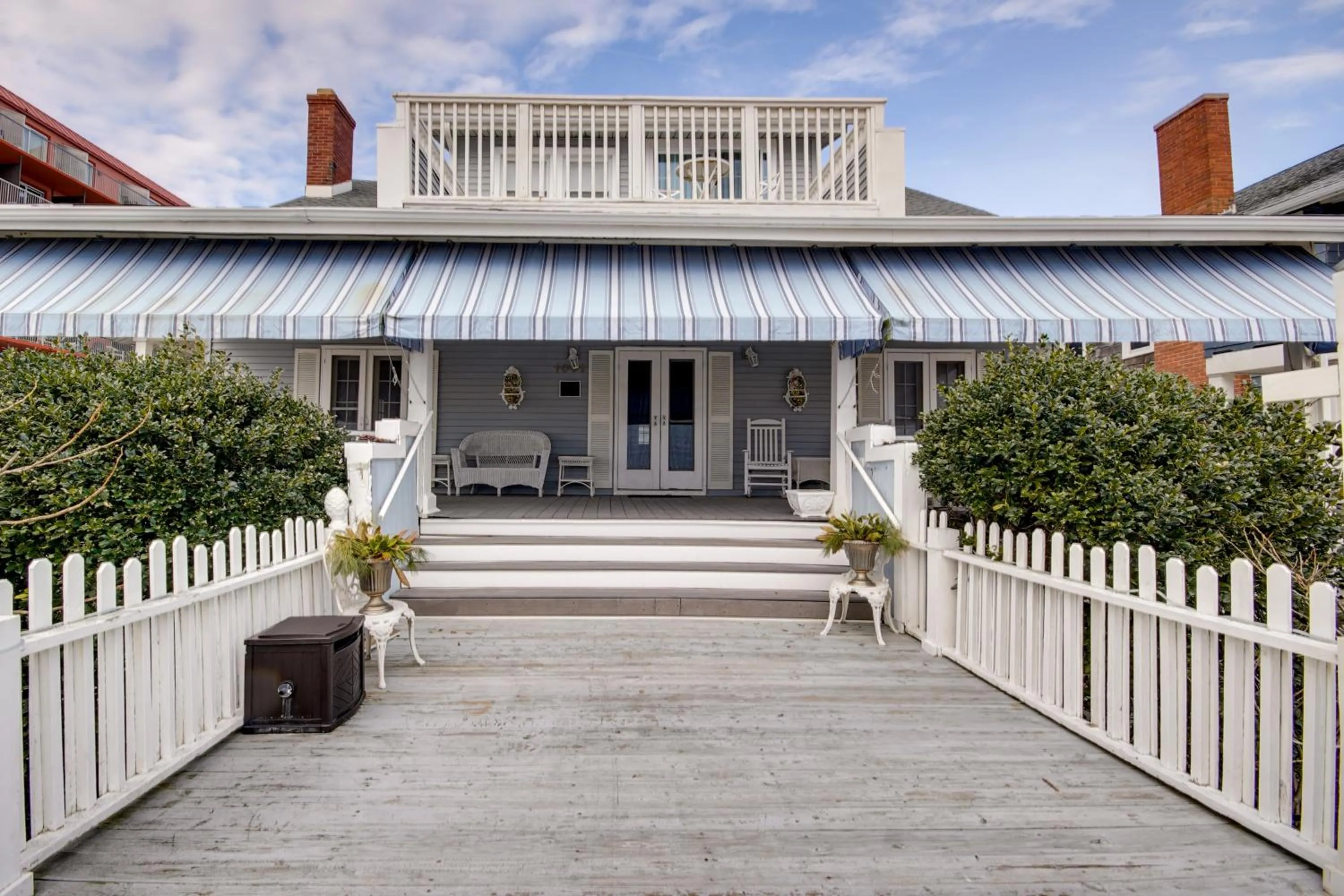 Facade/entrance in Beach Walk on the Ocean