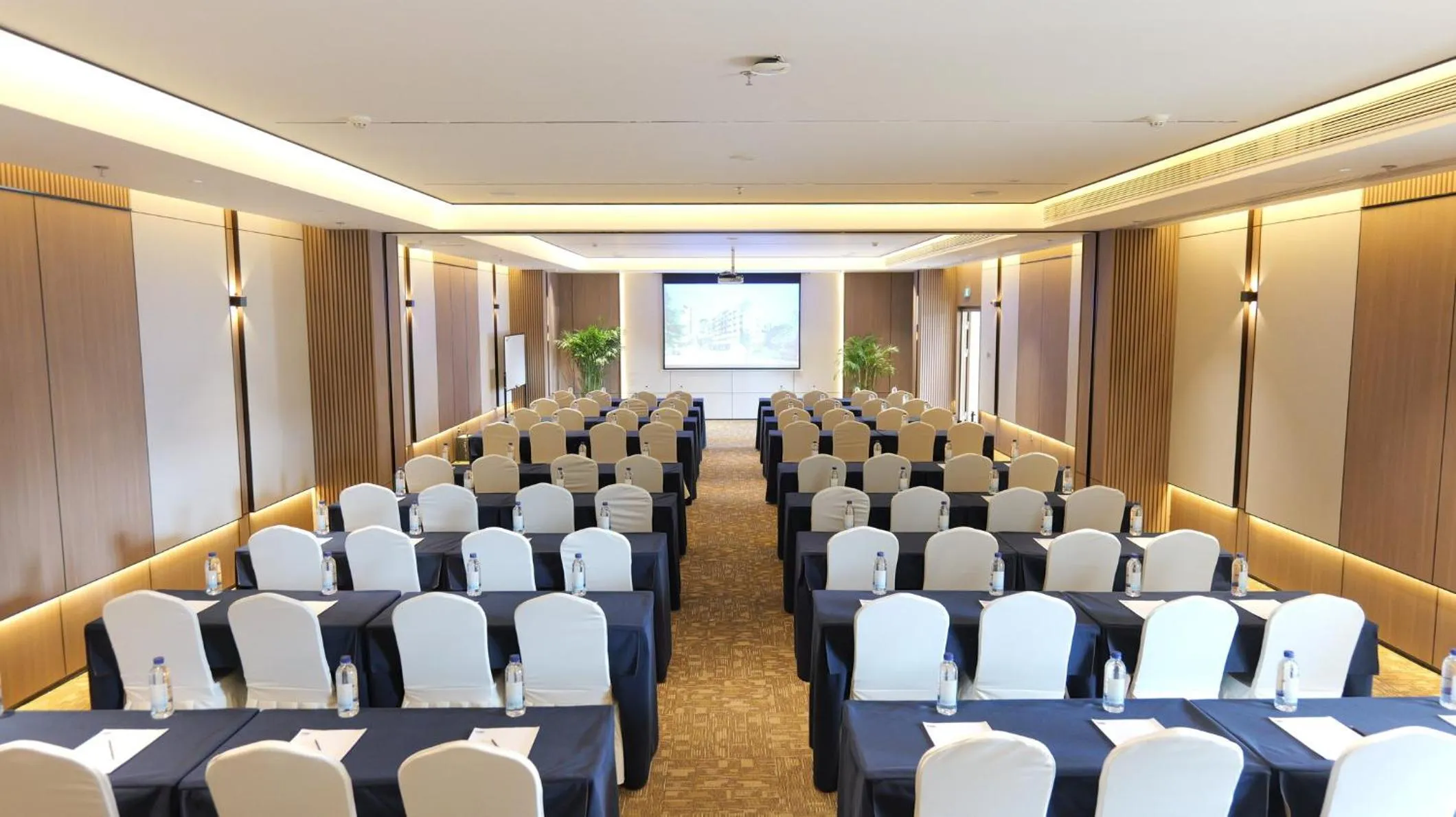 Meeting/conference room in Holiday Inn Express Xi'an North Station by IHG