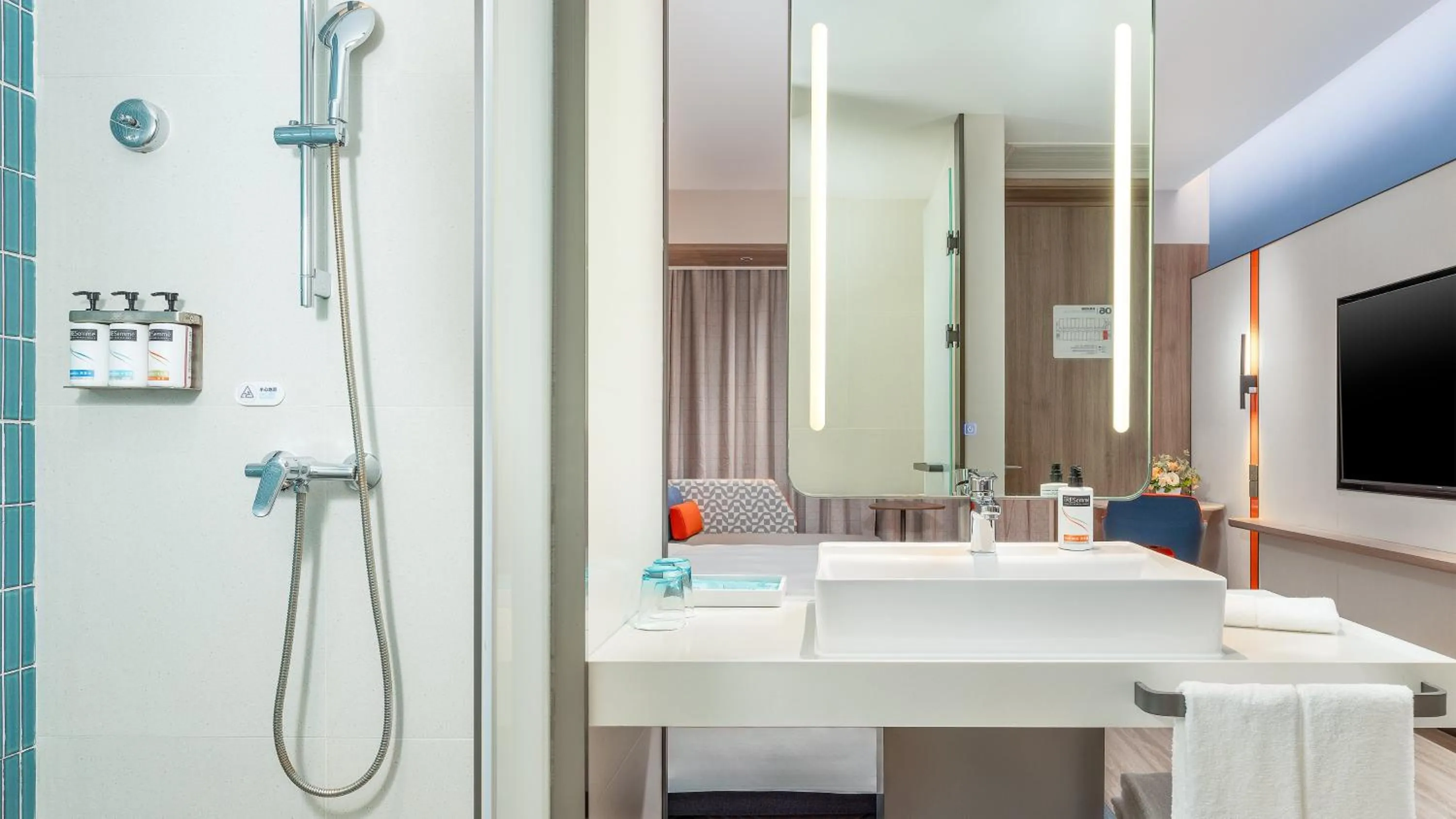 Photo of the whole room in Holiday Inn Express Xi'an North Station by IHG