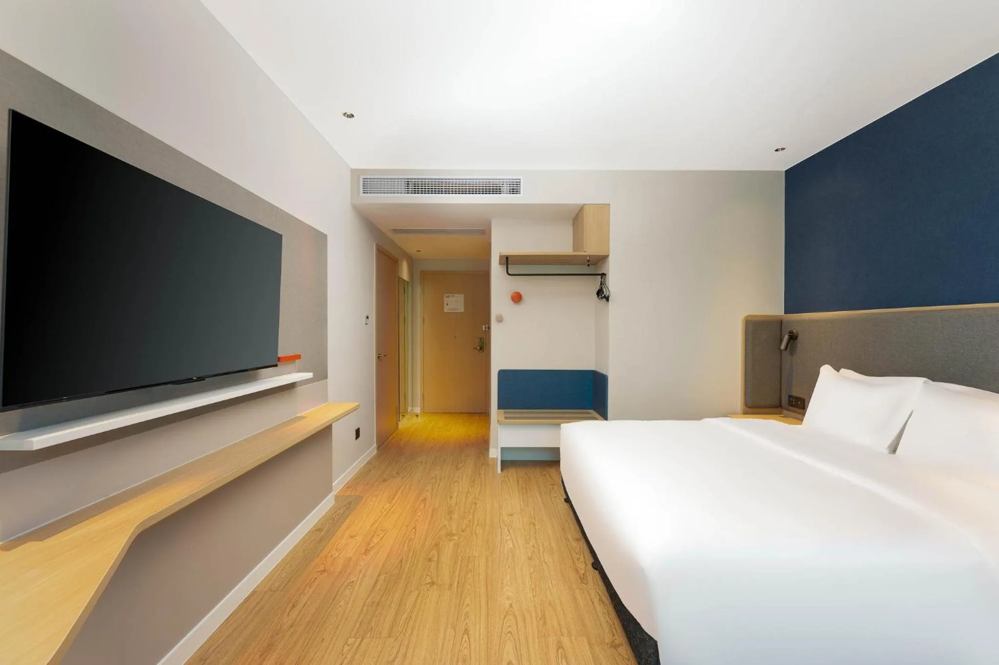 Photo of the whole room, Bed in Holiday Inn Express Wuxi East Station by IHG