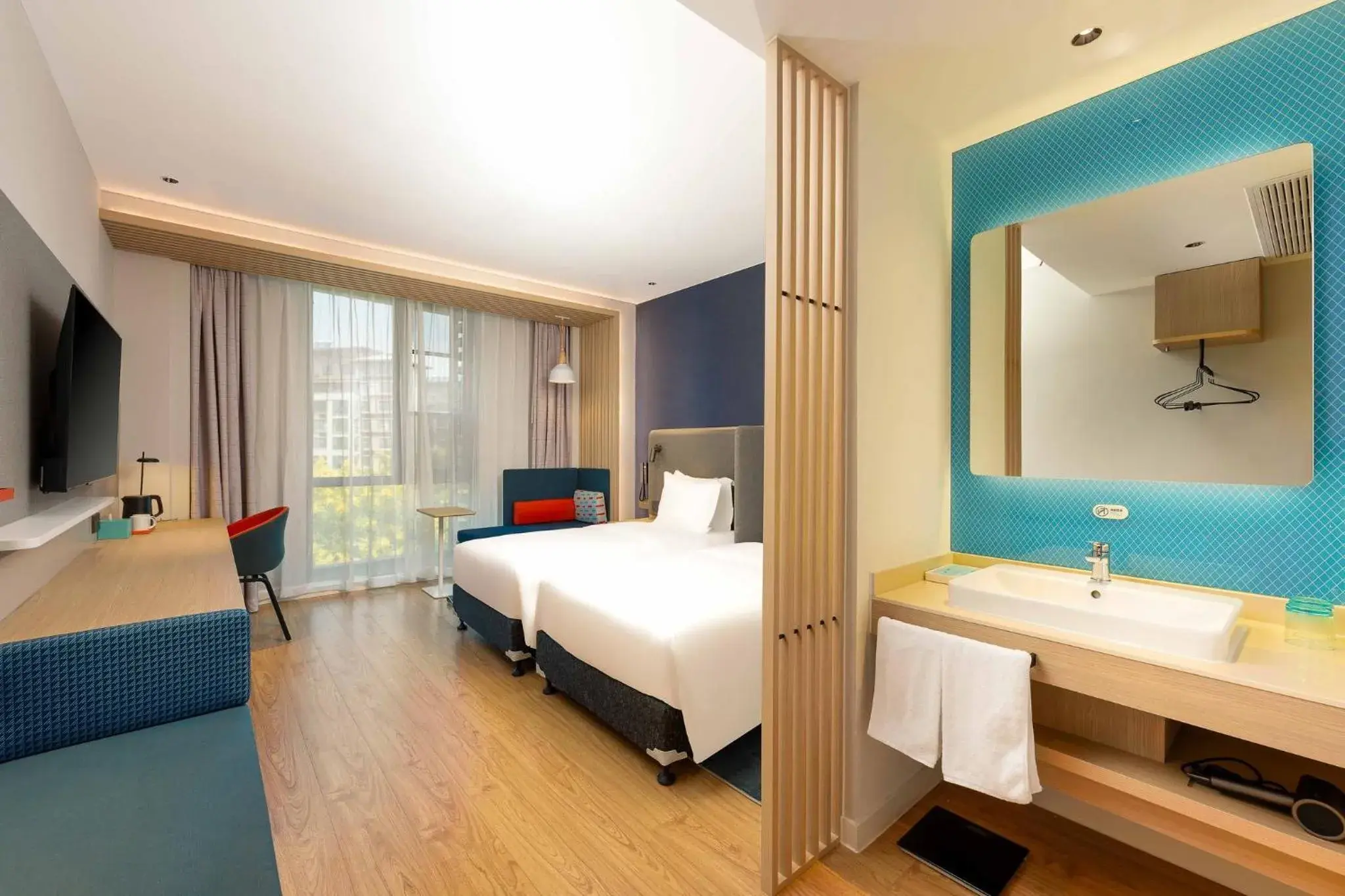 Photo of the whole room, Bed in Holiday Inn Express Wuxi East Station by IHG Photo of the whole room, Bed in Holiday Inn Express Wuxi East Station by IHG