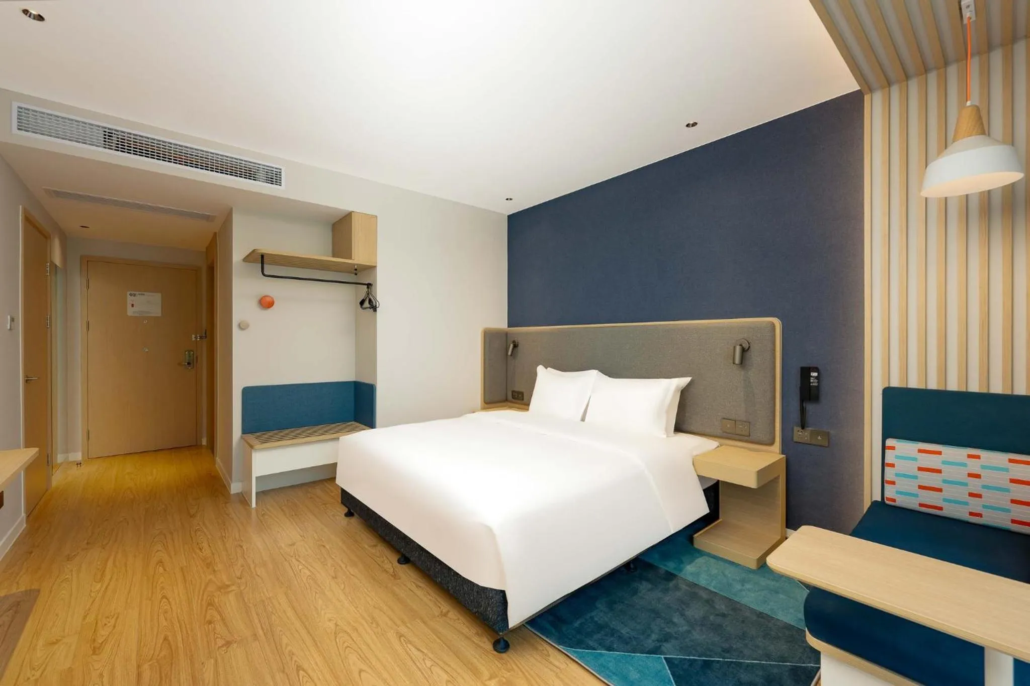 Photo of the whole room, Bed in Holiday Inn Express Wuxi East Station by IHG