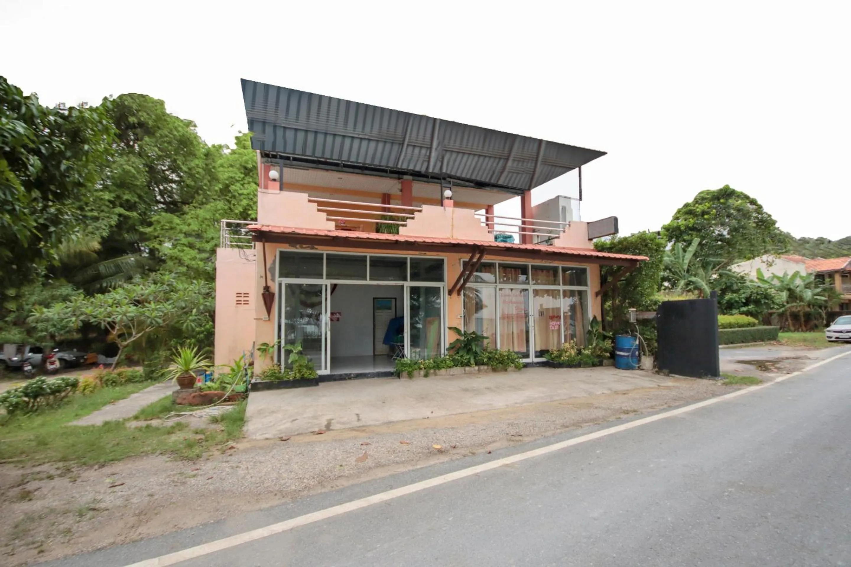 Facade/entrance, Property Building in OYO 1120 The Royhanna Beach Home