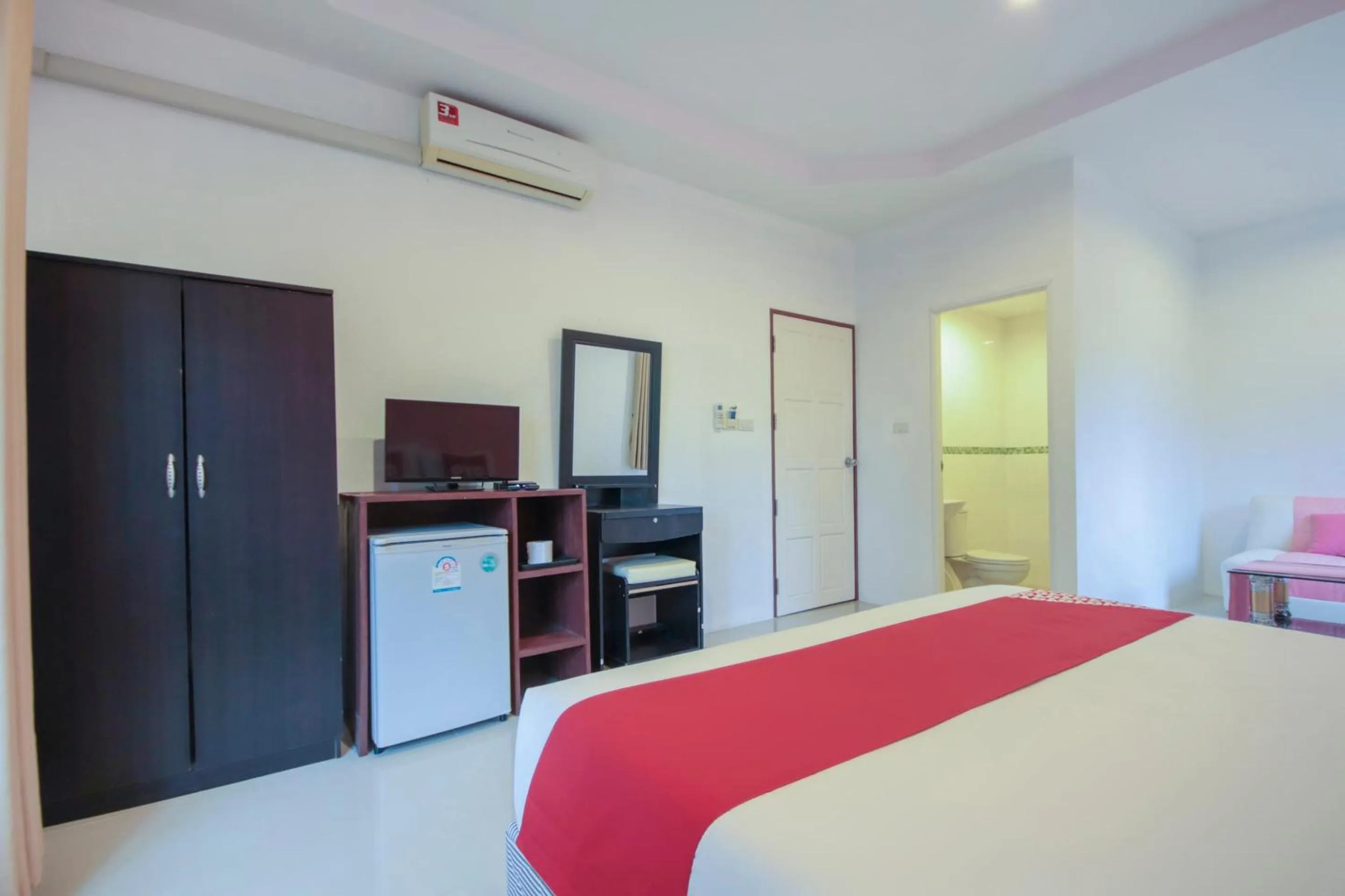 Bedroom, TV/Entertainment Center in OYO 1120 The Royhanna Beach Home