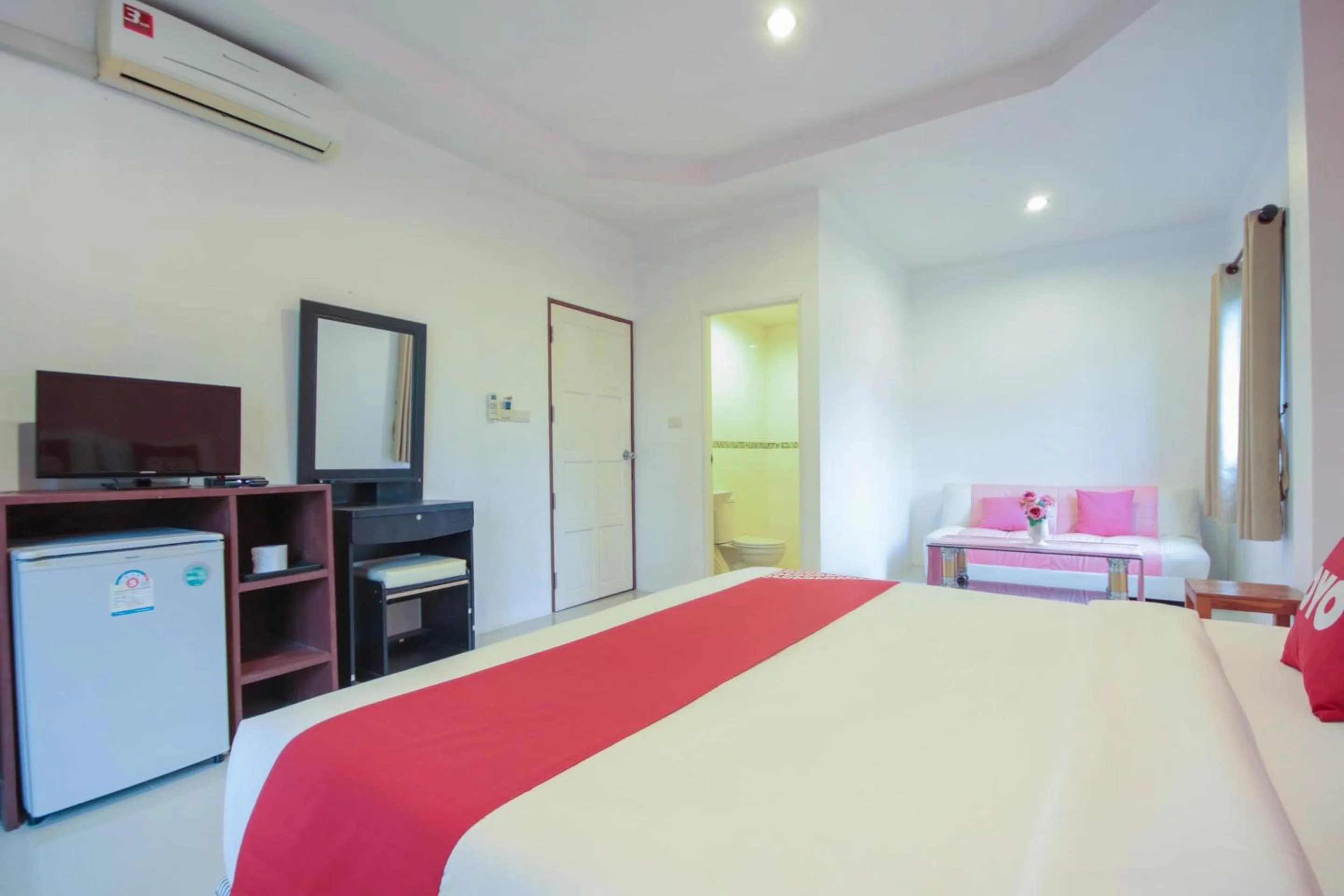 Bedroom, TV/Entertainment Center in OYO 1120 The Royhanna Beach Home