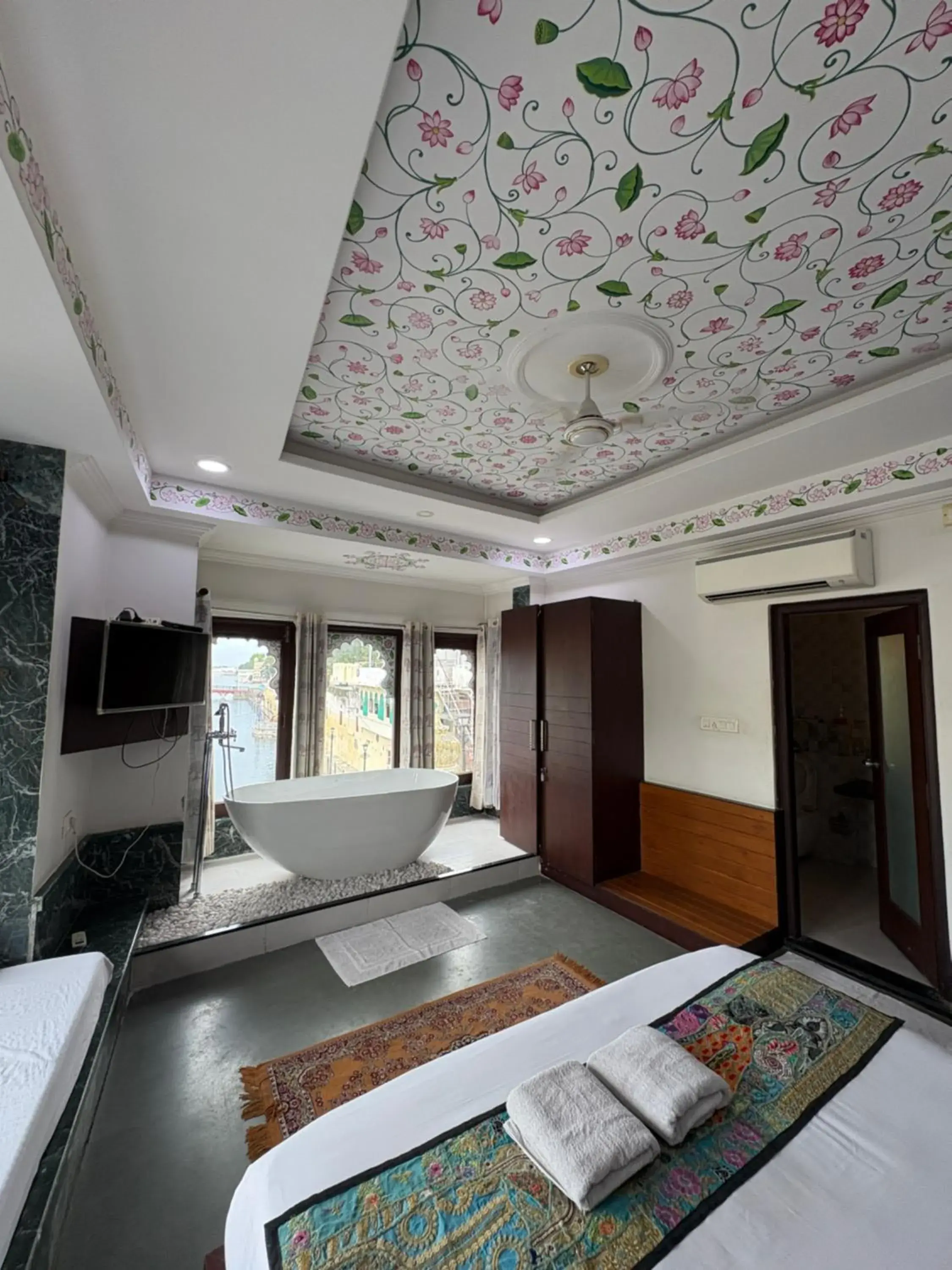 Bath, Bed in Hide-In Udaipur - A Lake View Boutique Hotel Bath, Bed in Hide-In Udaipur - A Lake View Boutique Hotel
