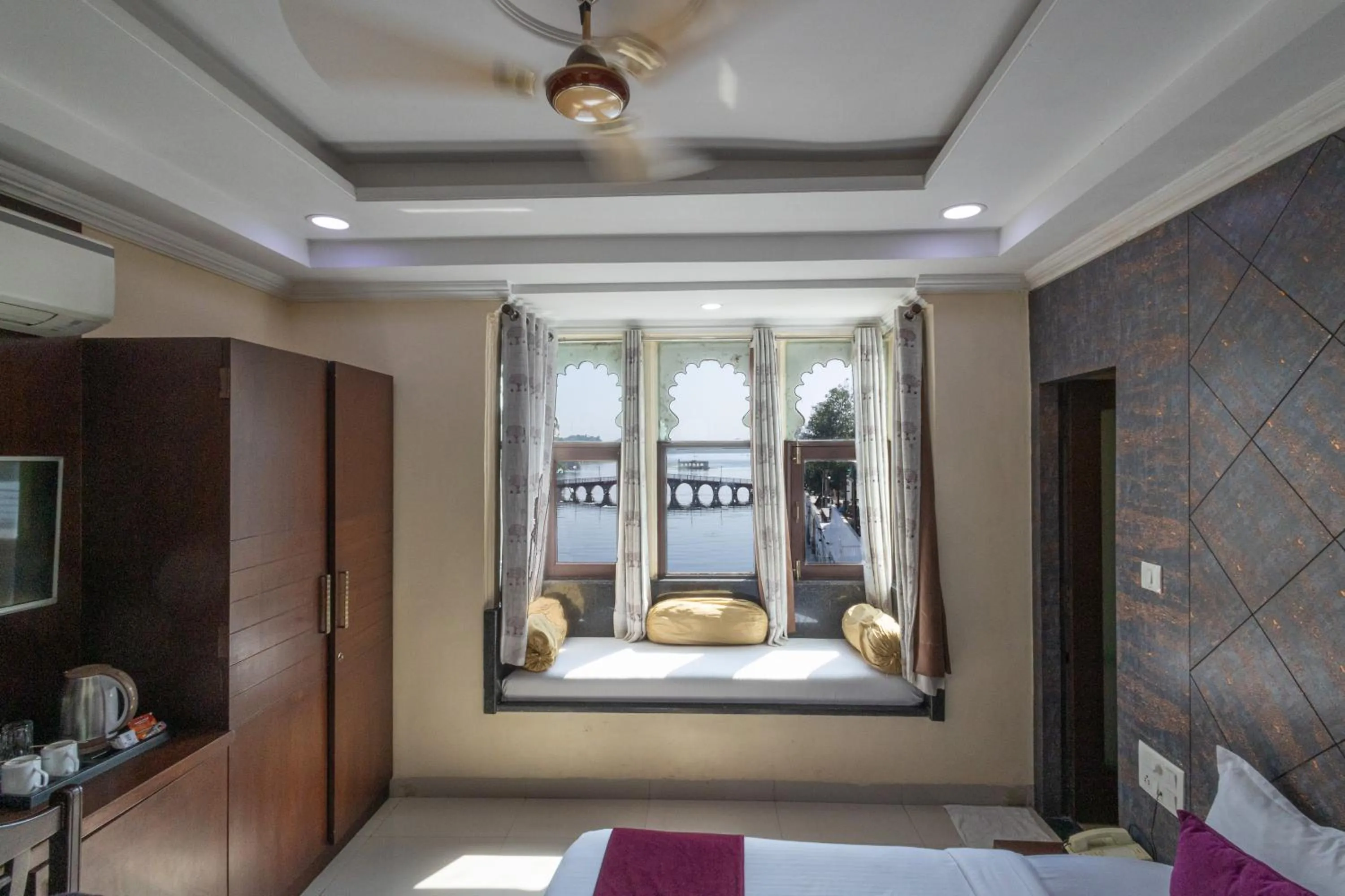 Seating area, Bed in Hide-In Udaipur - A Lake View Boutique Hotel