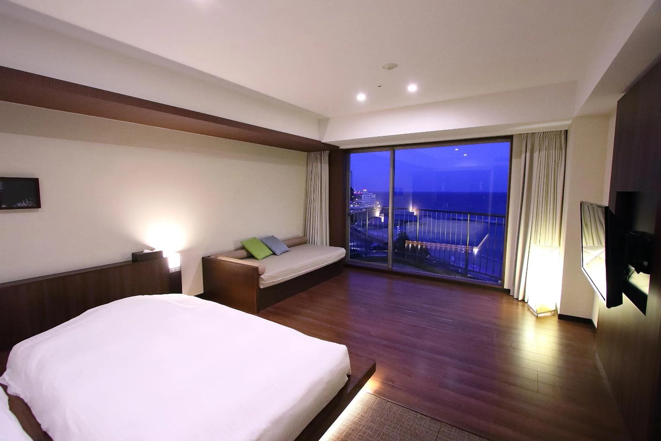 Bed in Atami Seaside Spa & Resort