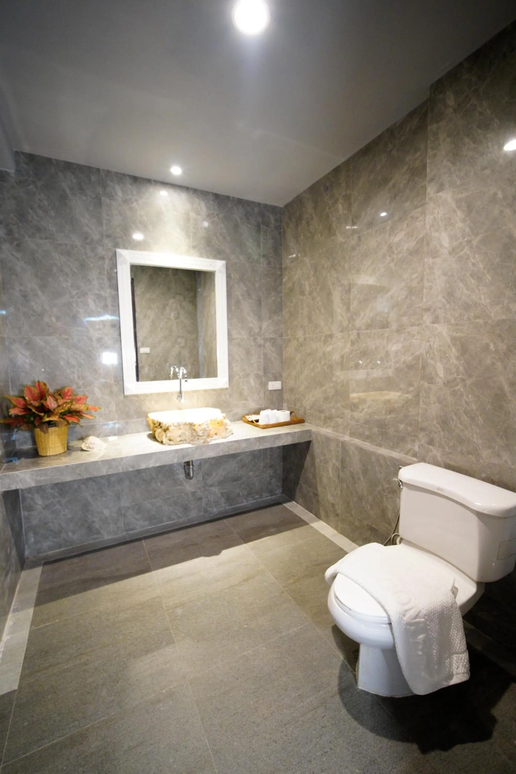 Toilet in Villa Cha Cha Chaolao Beach Resort