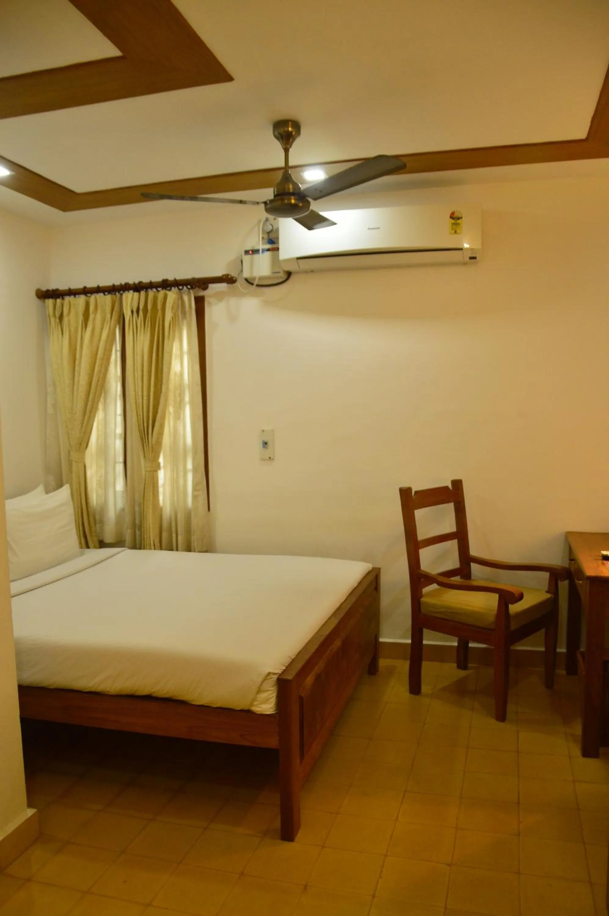 Bed in Cours CHABROL