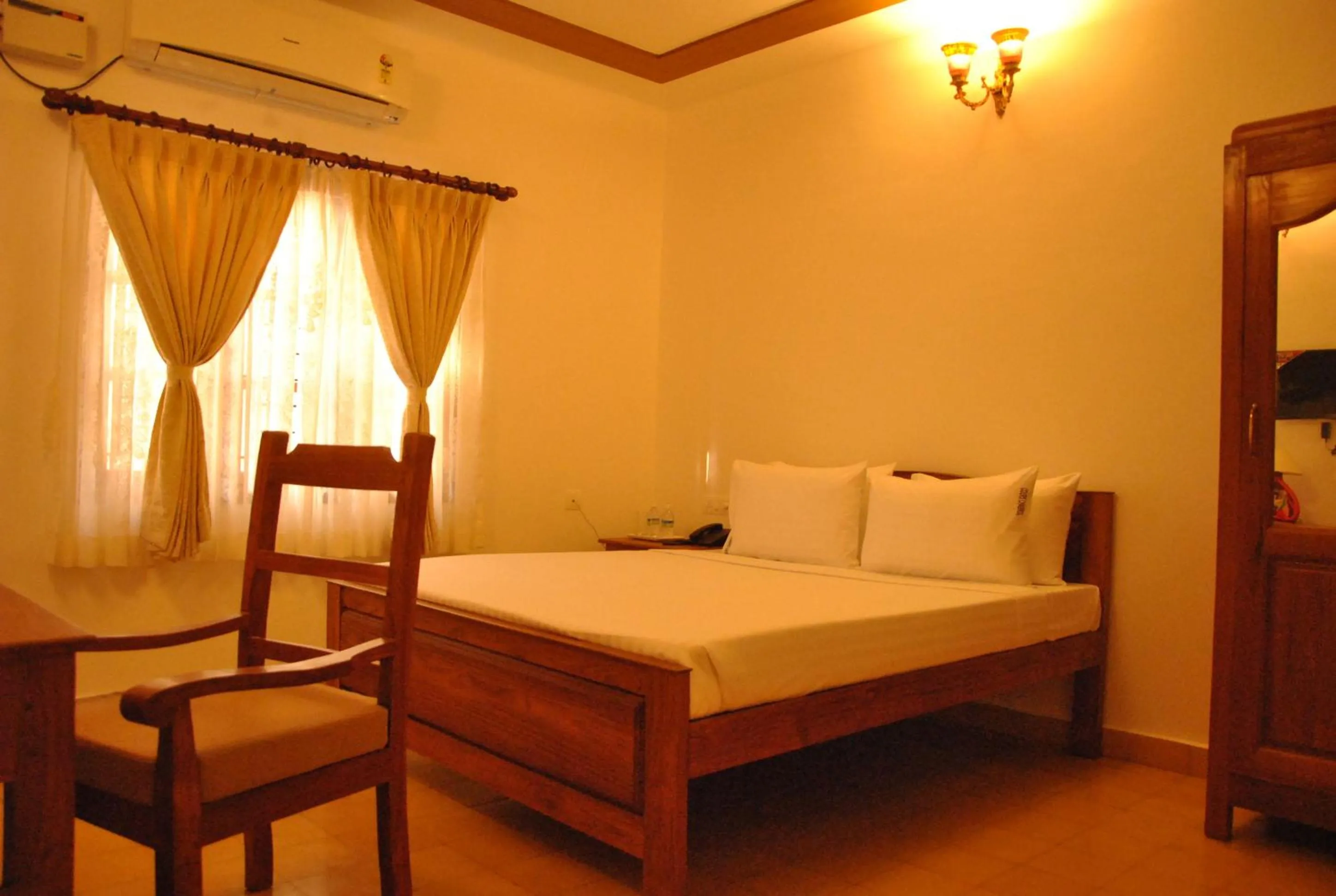 Photo of the whole room, Bed in Cours CHABROL