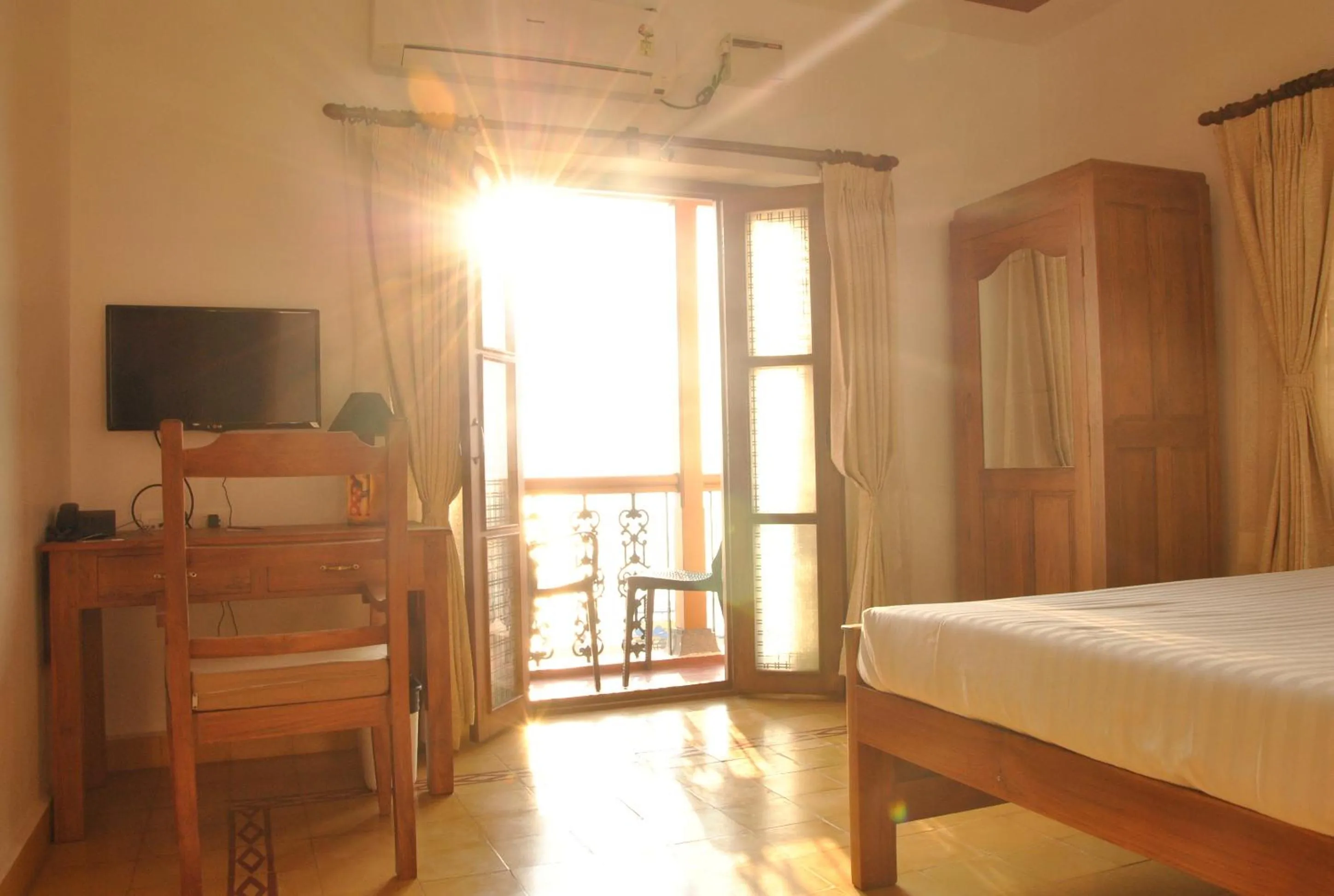 Day, Bed in Cours CHABROL