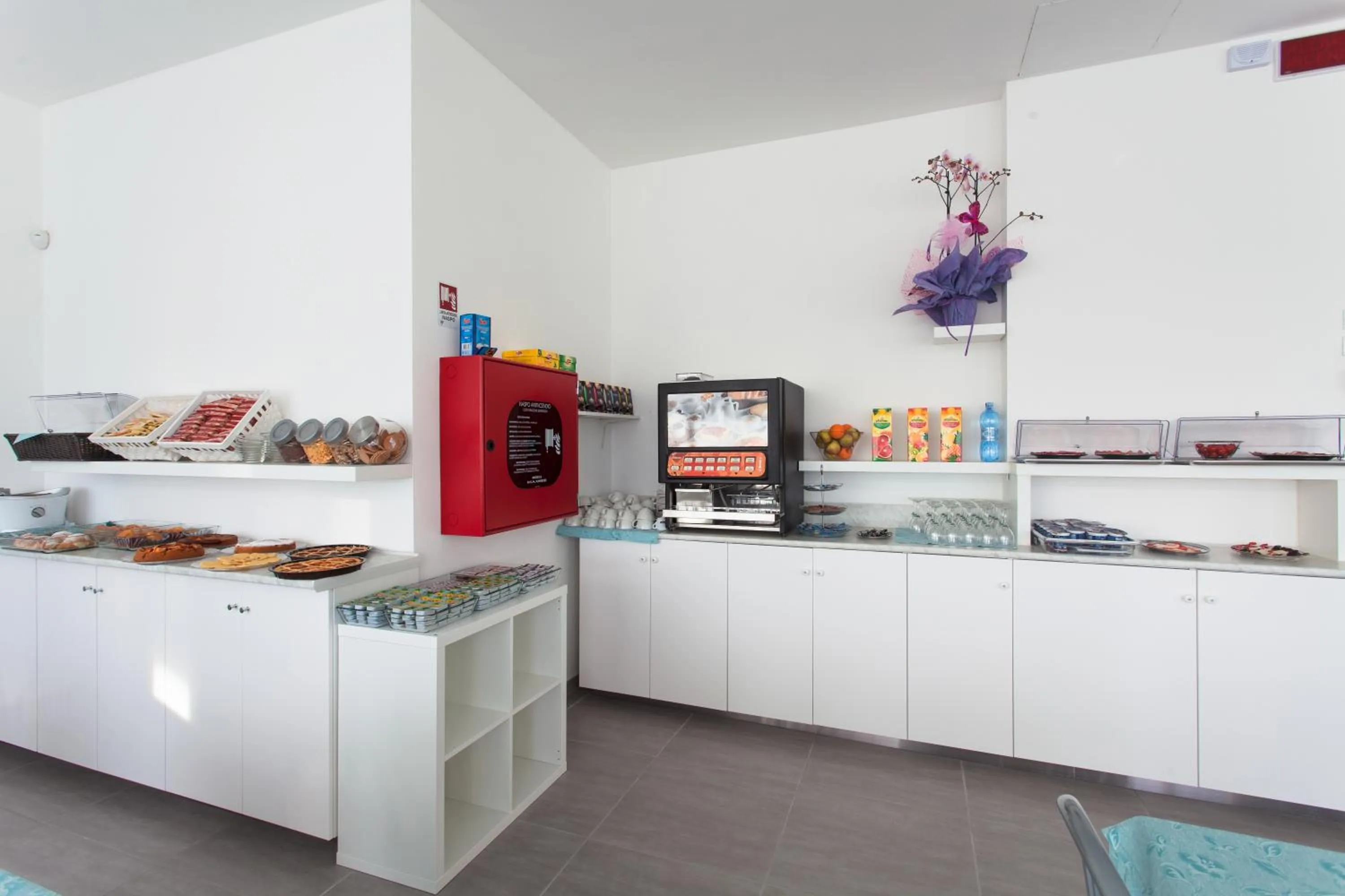 Restaurant/places to eat in Hotel Platinum