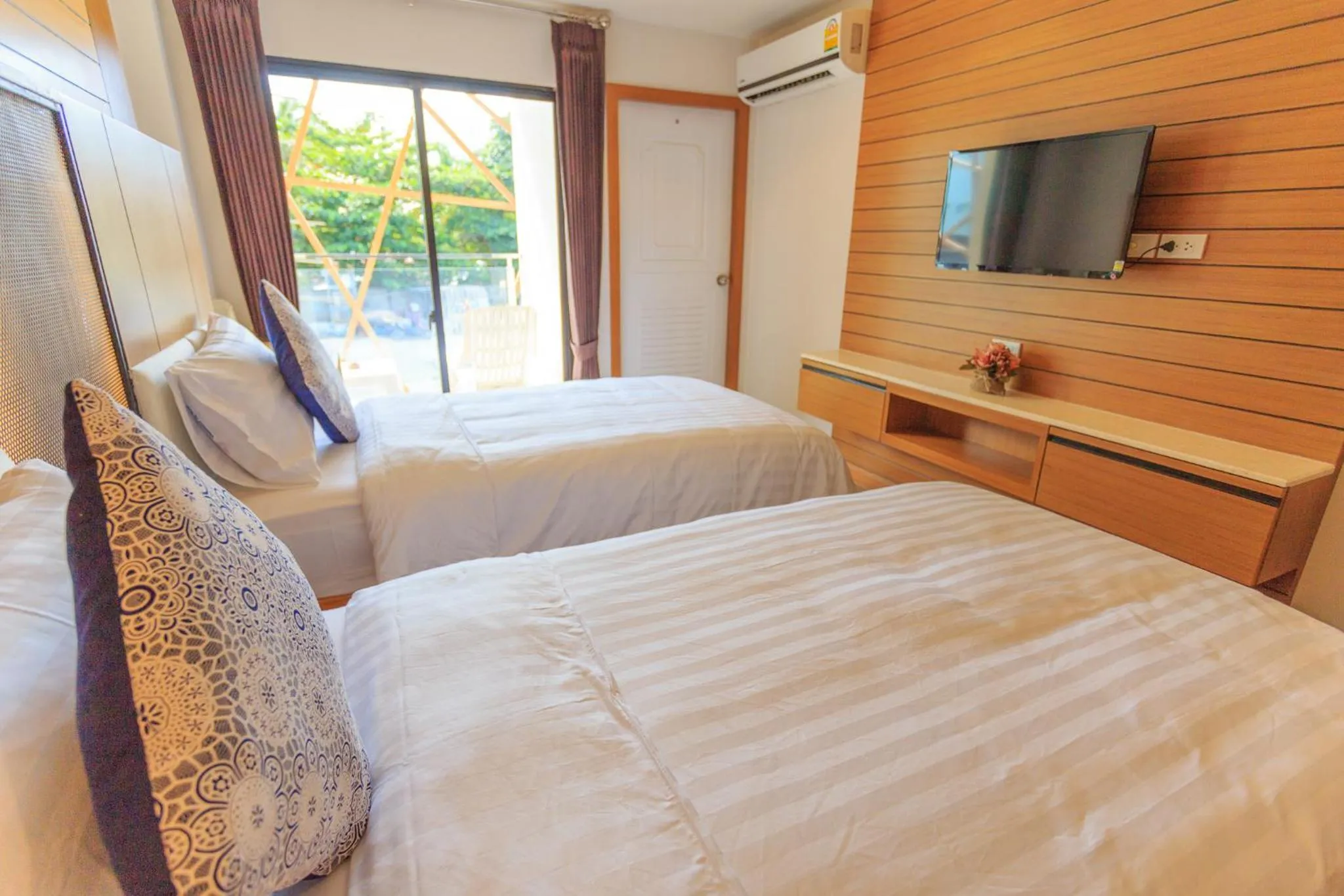 Photo of the whole room, Bed in Room Actually