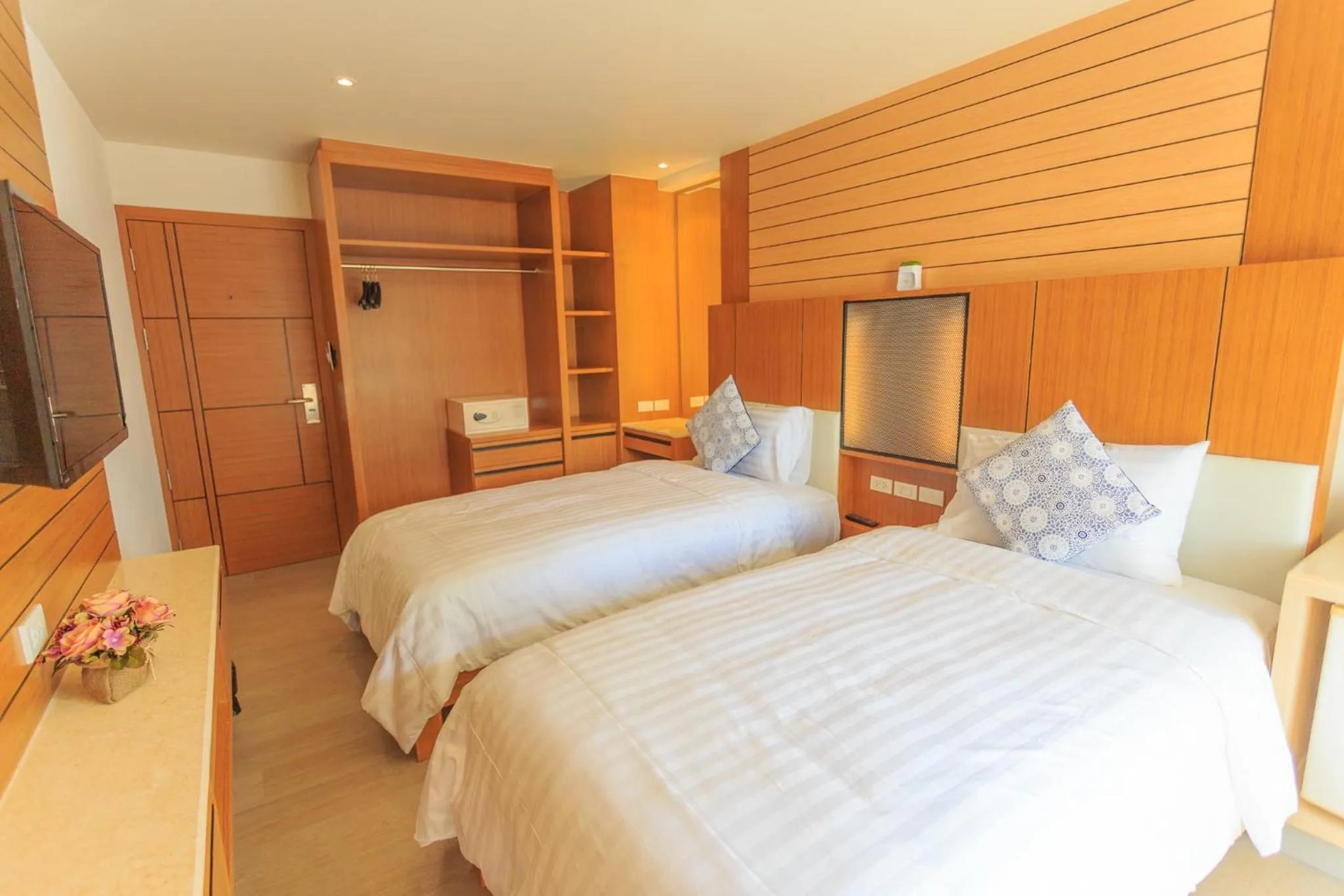 Photo of the whole room, Bed in Room Actually