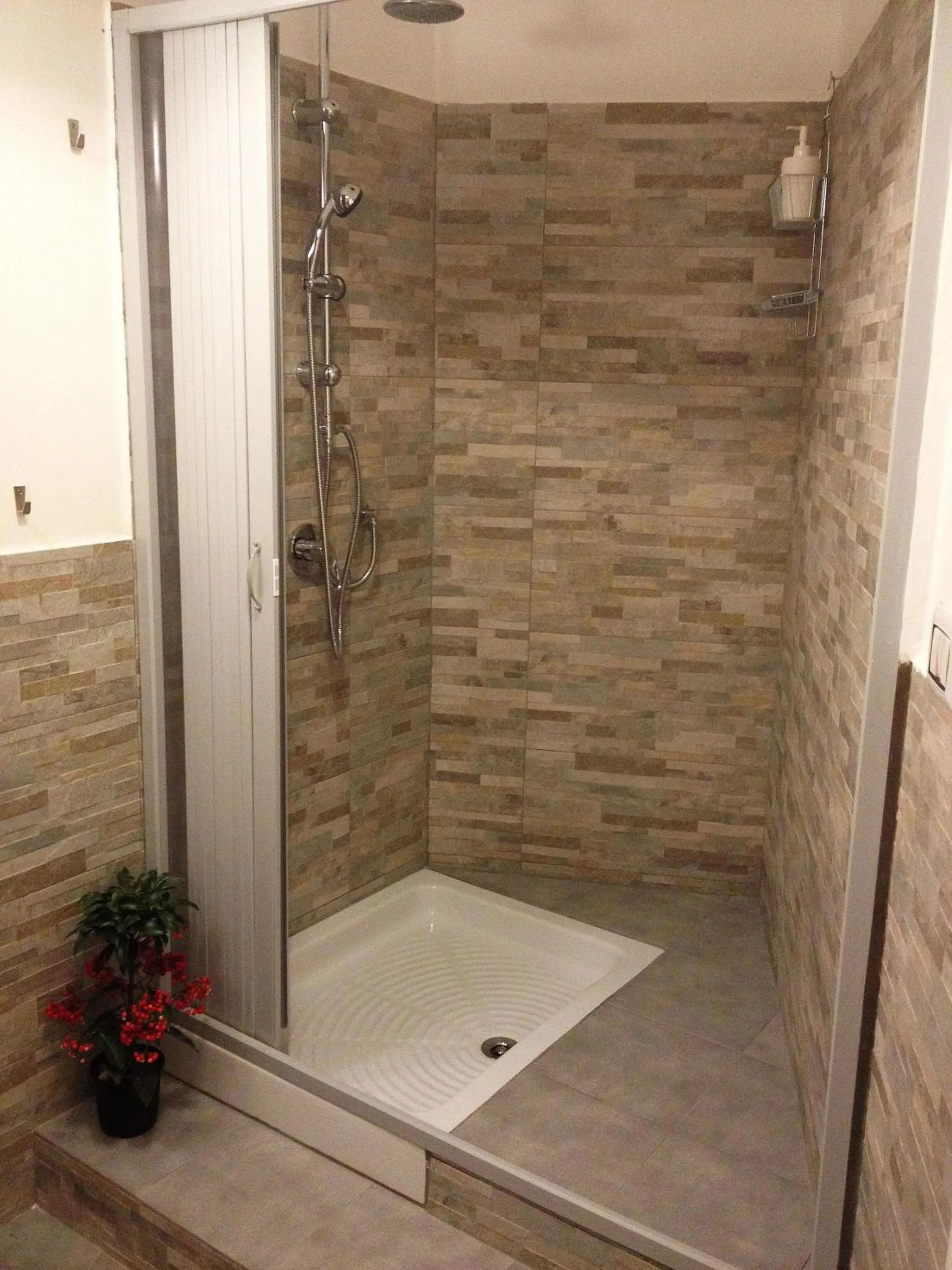 Shower in Domò Vaticano Guest House