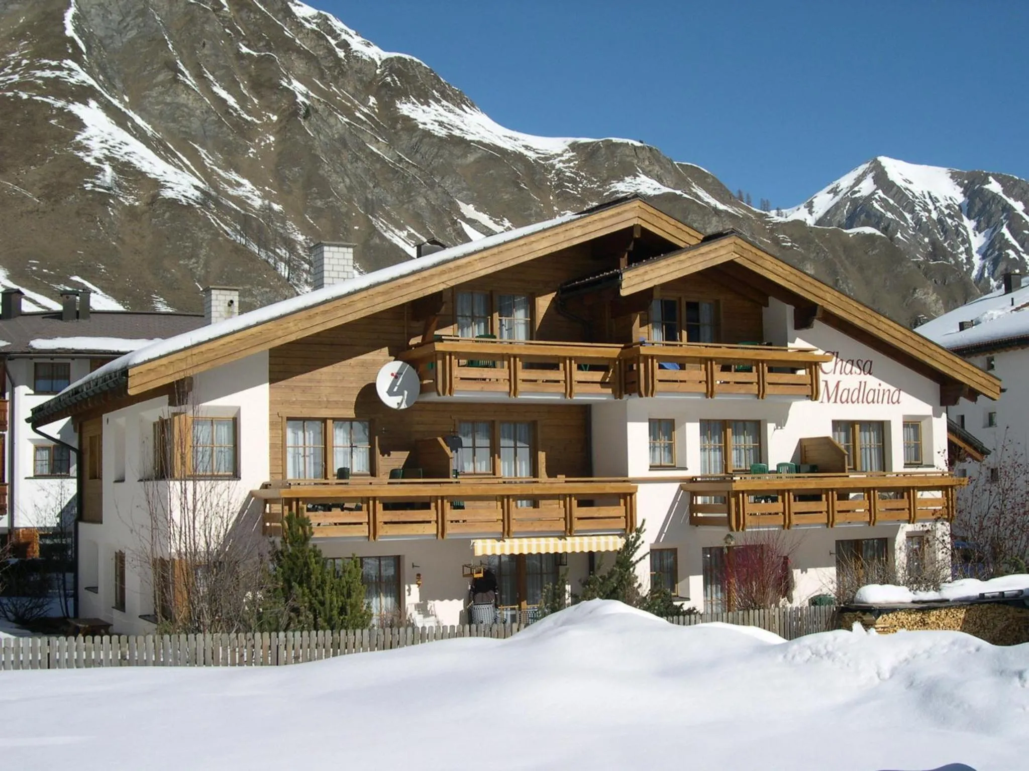 Property building in Apartment Madlaina