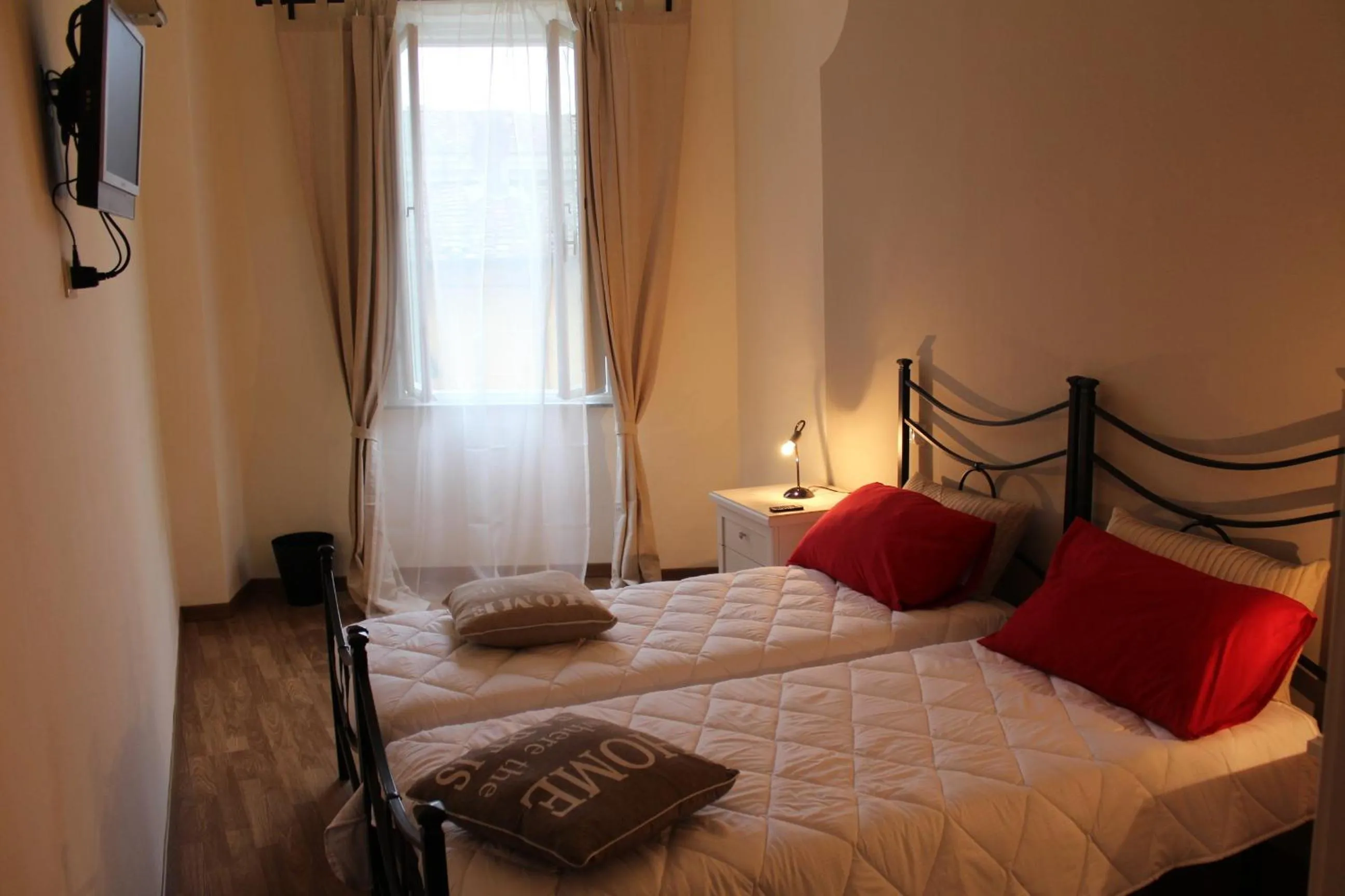 Photo of the whole room, Bed in L'Iris B&B