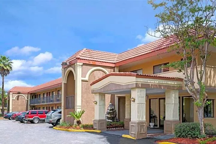 Property building in Economy Inn Jax-OP