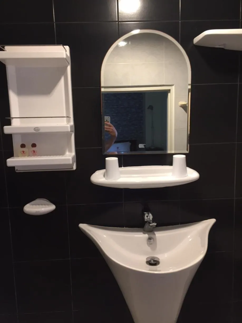 Bathroom in Fong Kaew and Baan Nang Fa Guesthouse