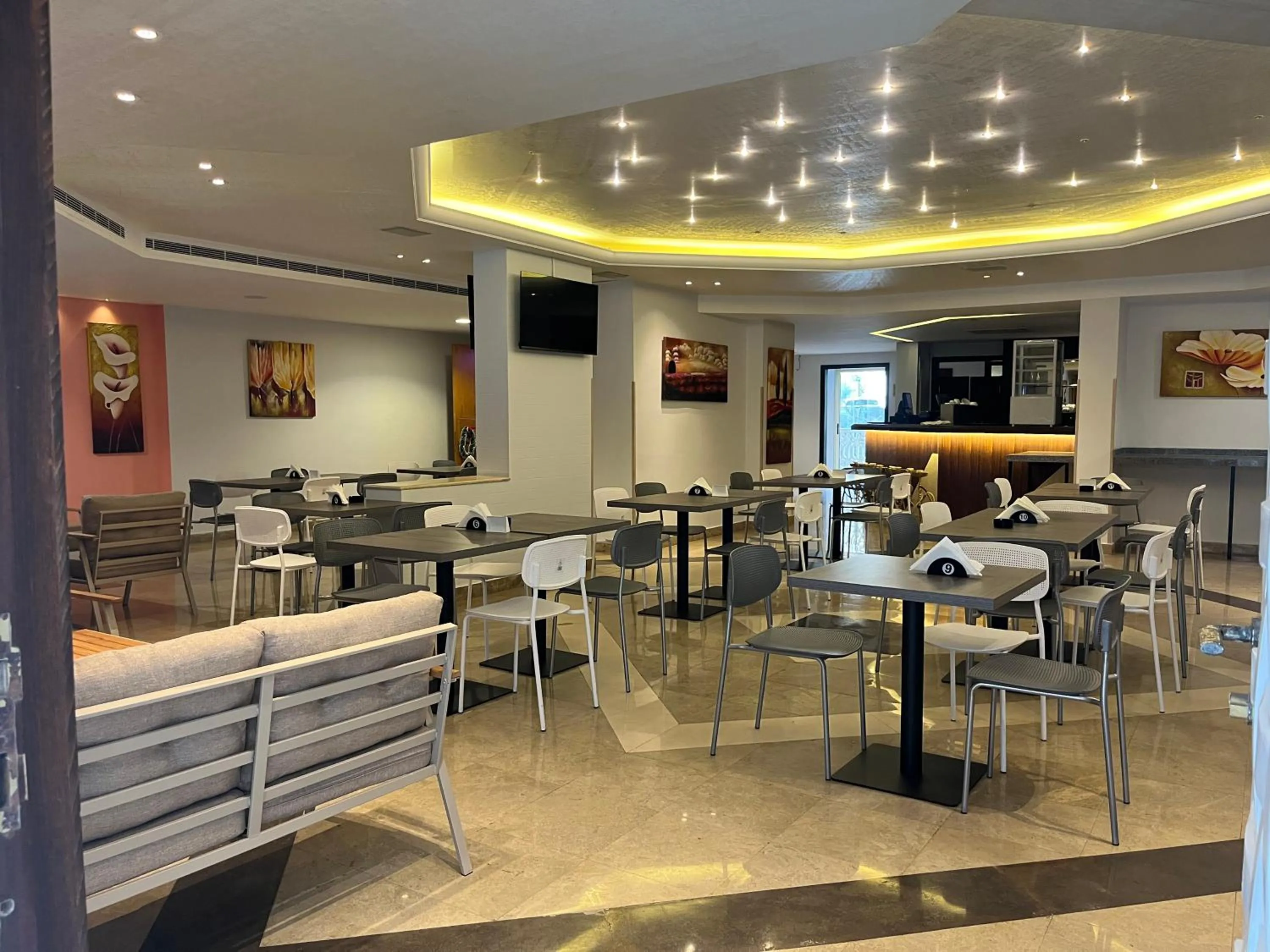 Restaurant/places to eat in Manara Riva Suites