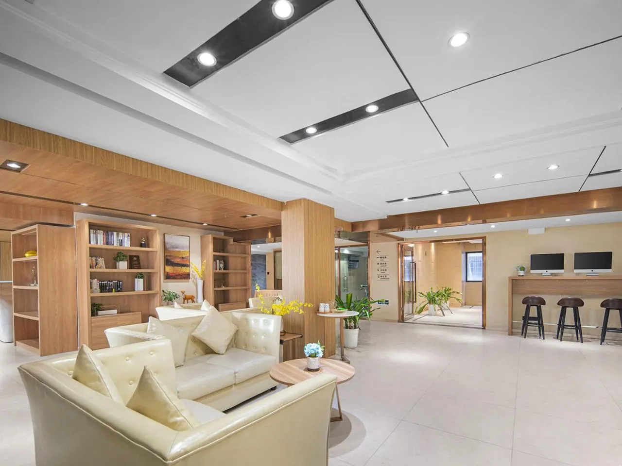 Communal lounge/ TV room in Guangzhou Baiyun Airport Renhe Cornet International Chain Hotel