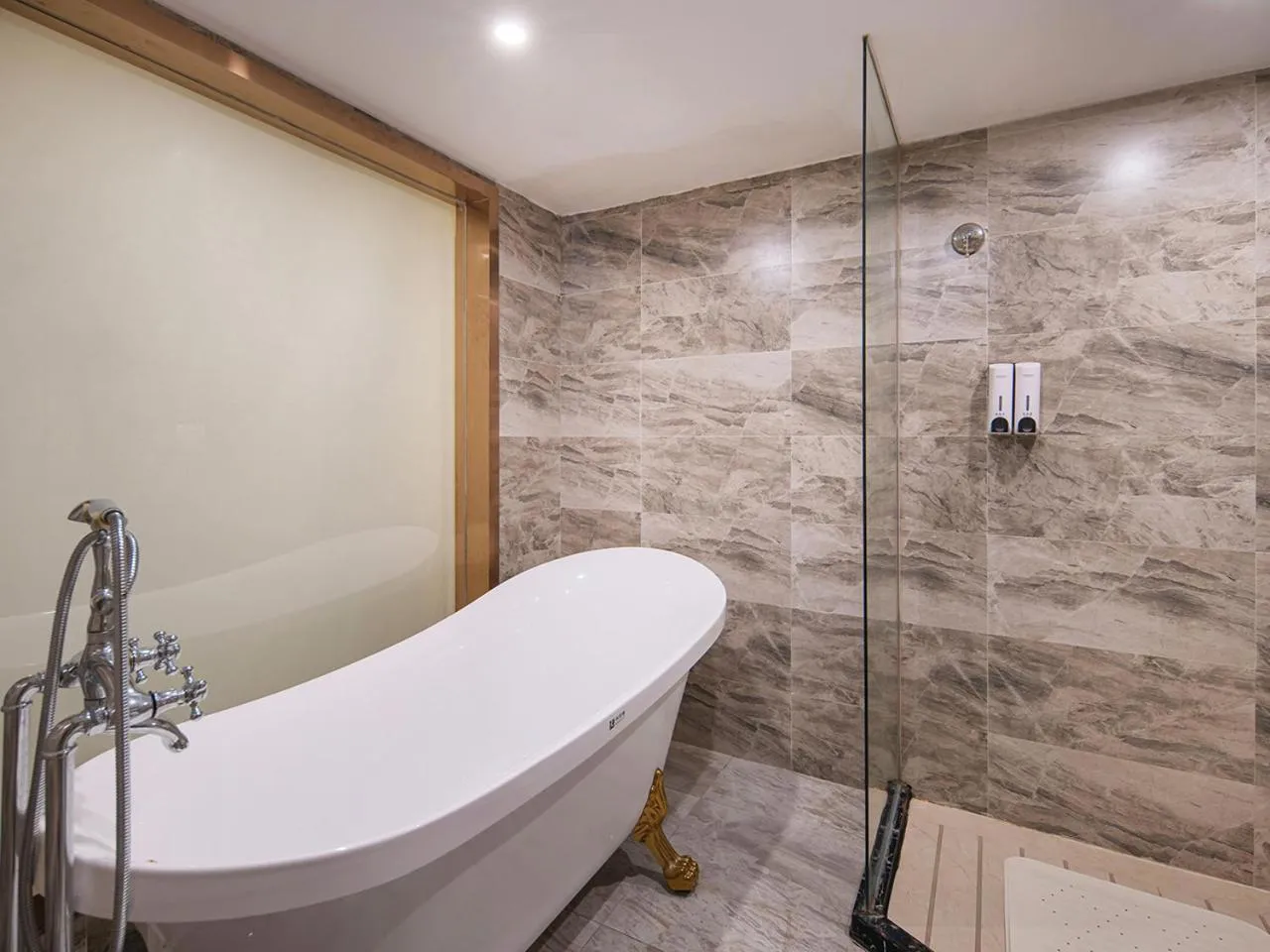 Bath in Guangzhou Baiyun Airport Renhe Cornet International Chain Hotel