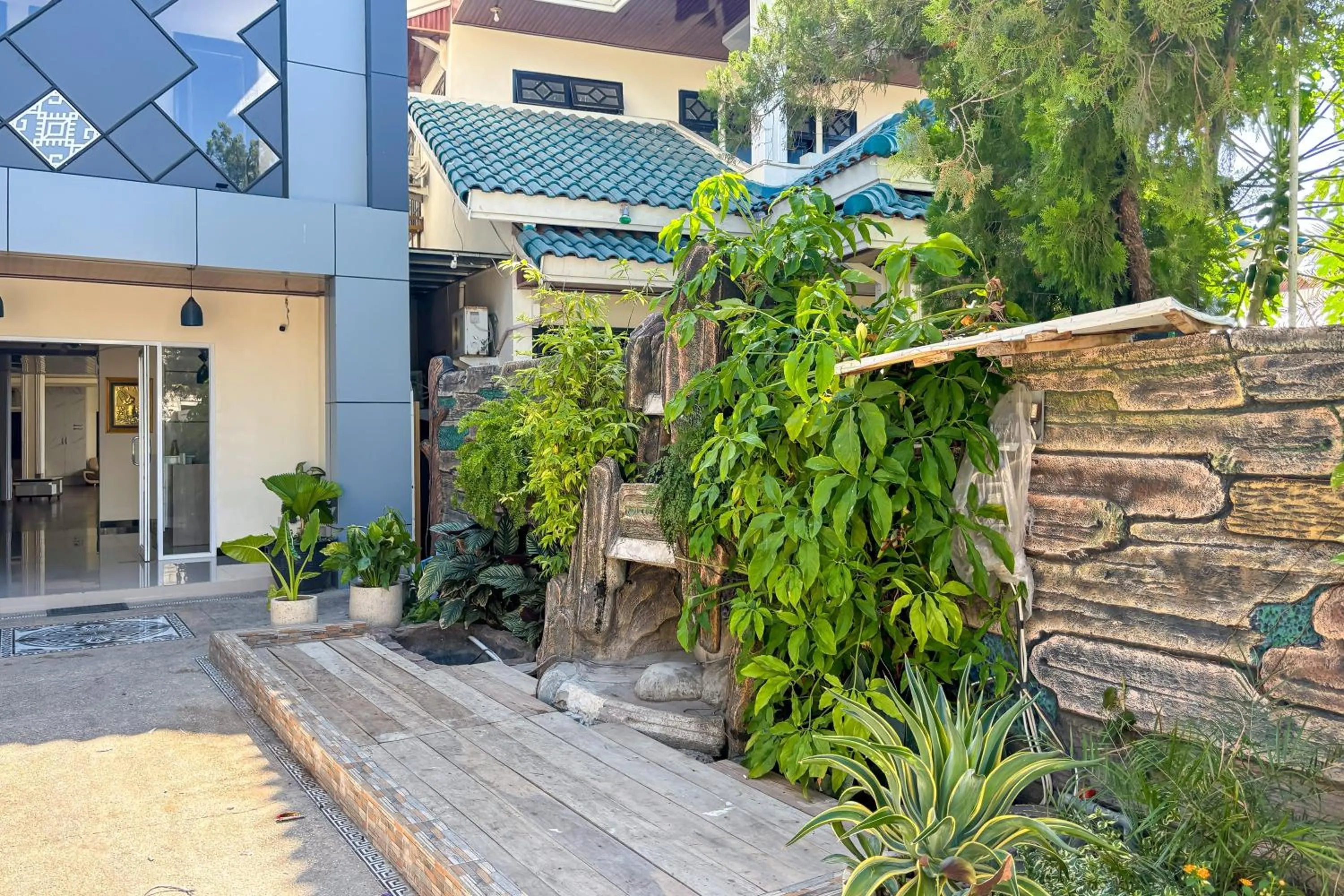 Facade/entrance in RedDoorz Plus at GNG Hotel El Tari Airport Kupang