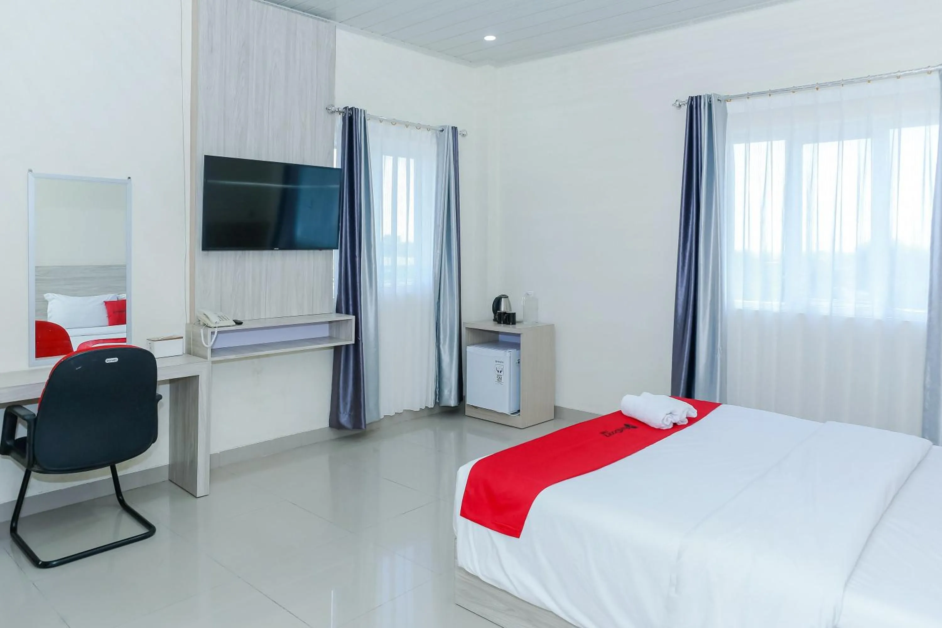 Bedroom, Bed in RedDoorz Plus at GNG Hotel El Tari Airport Kupang