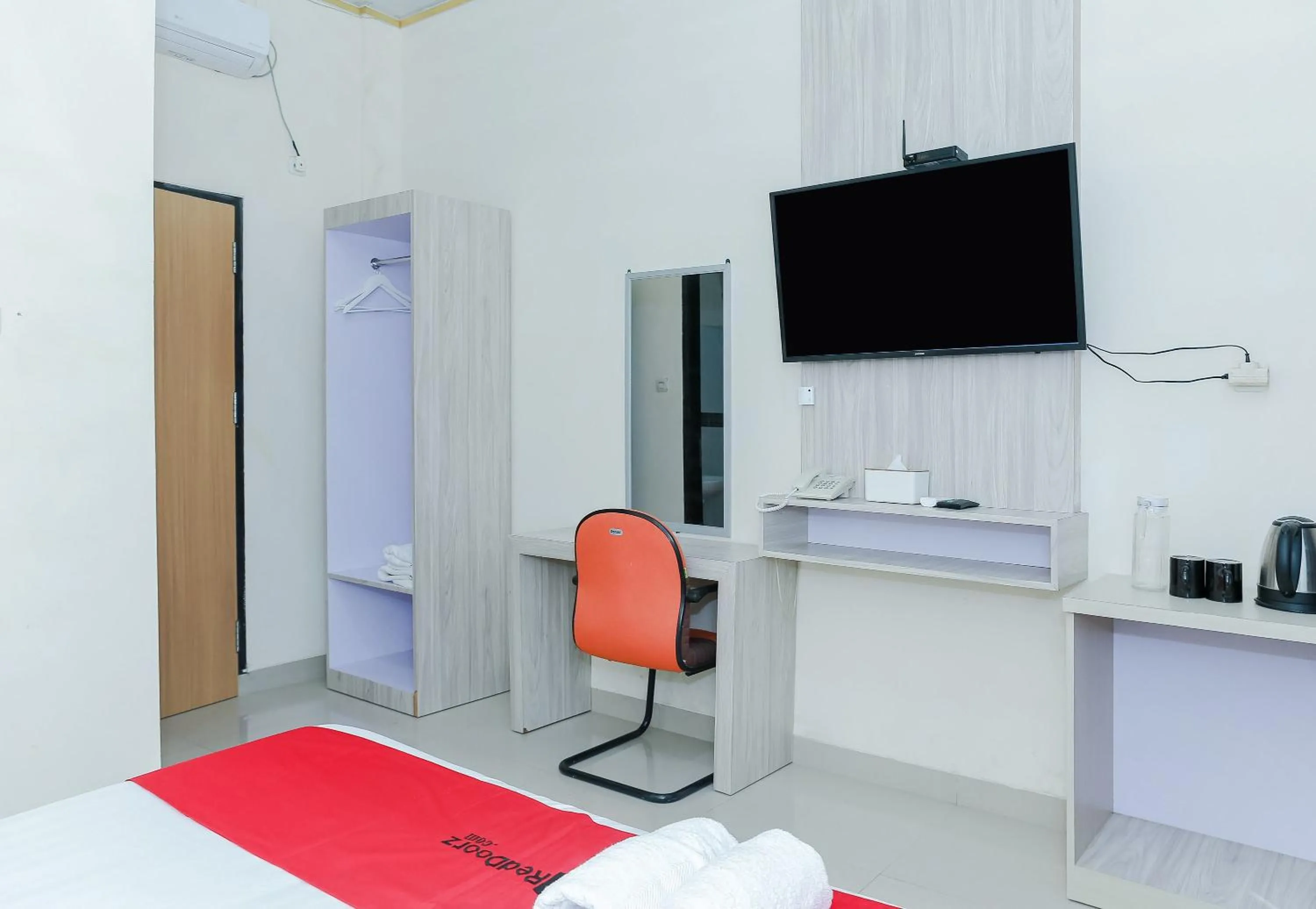 Bedroom, Bed in RedDoorz Plus at GNG Hotel El Tari Airport Kupang