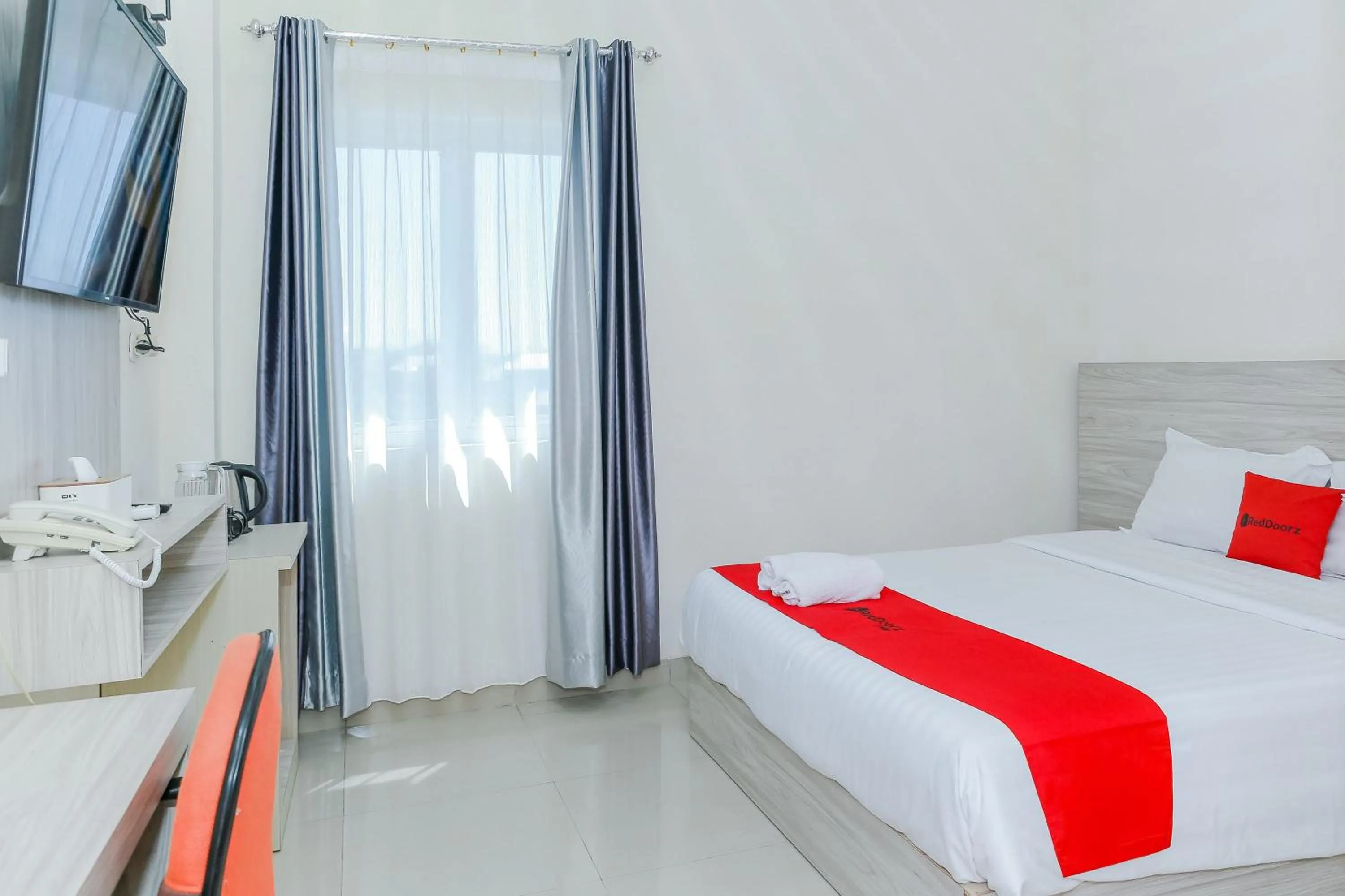 Bedroom, Bed in RedDoorz Plus at GNG Hotel El Tari Airport Kupang