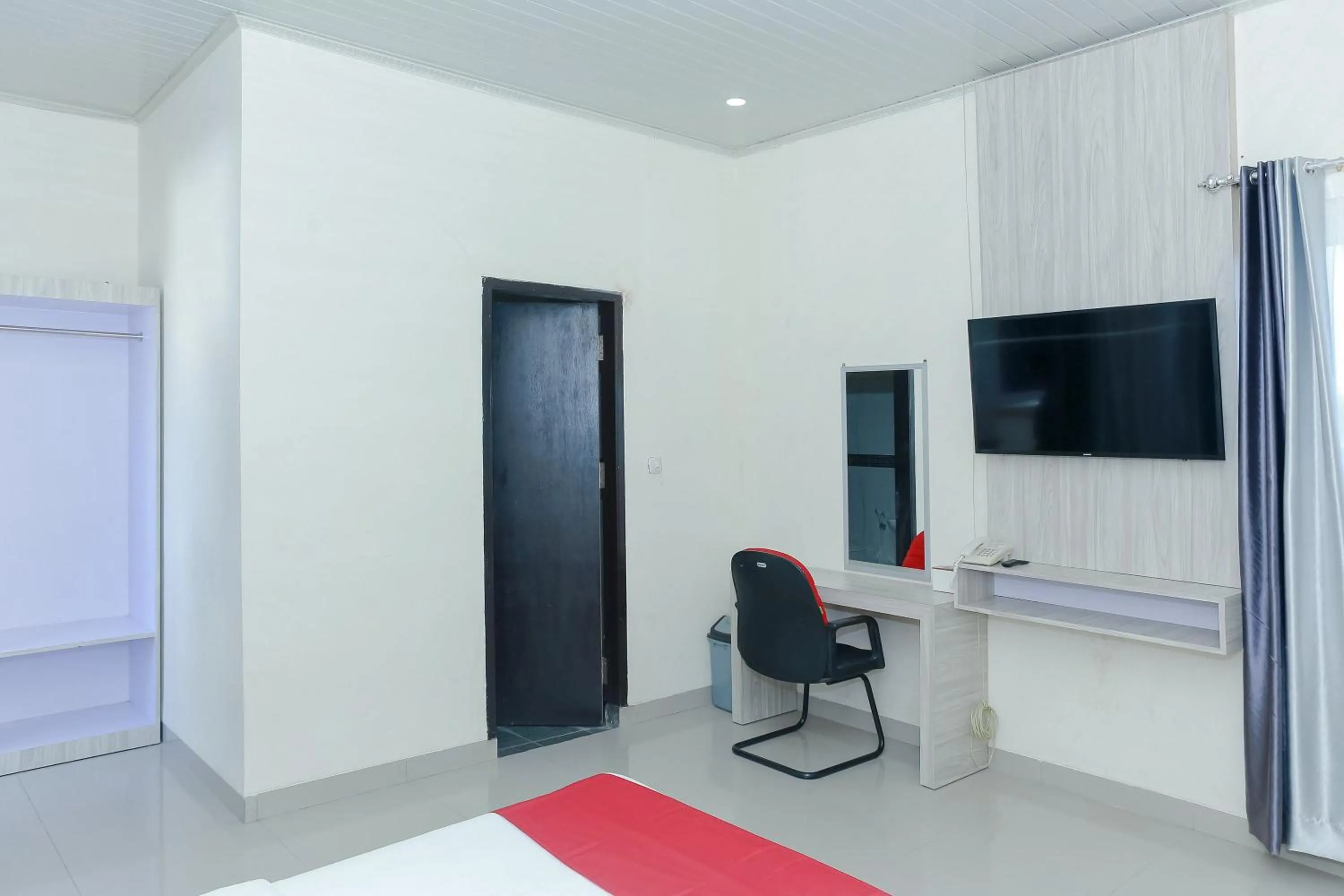 Bedroom in RedDoorz Plus at GNG Hotel El Tari Airport Kupang