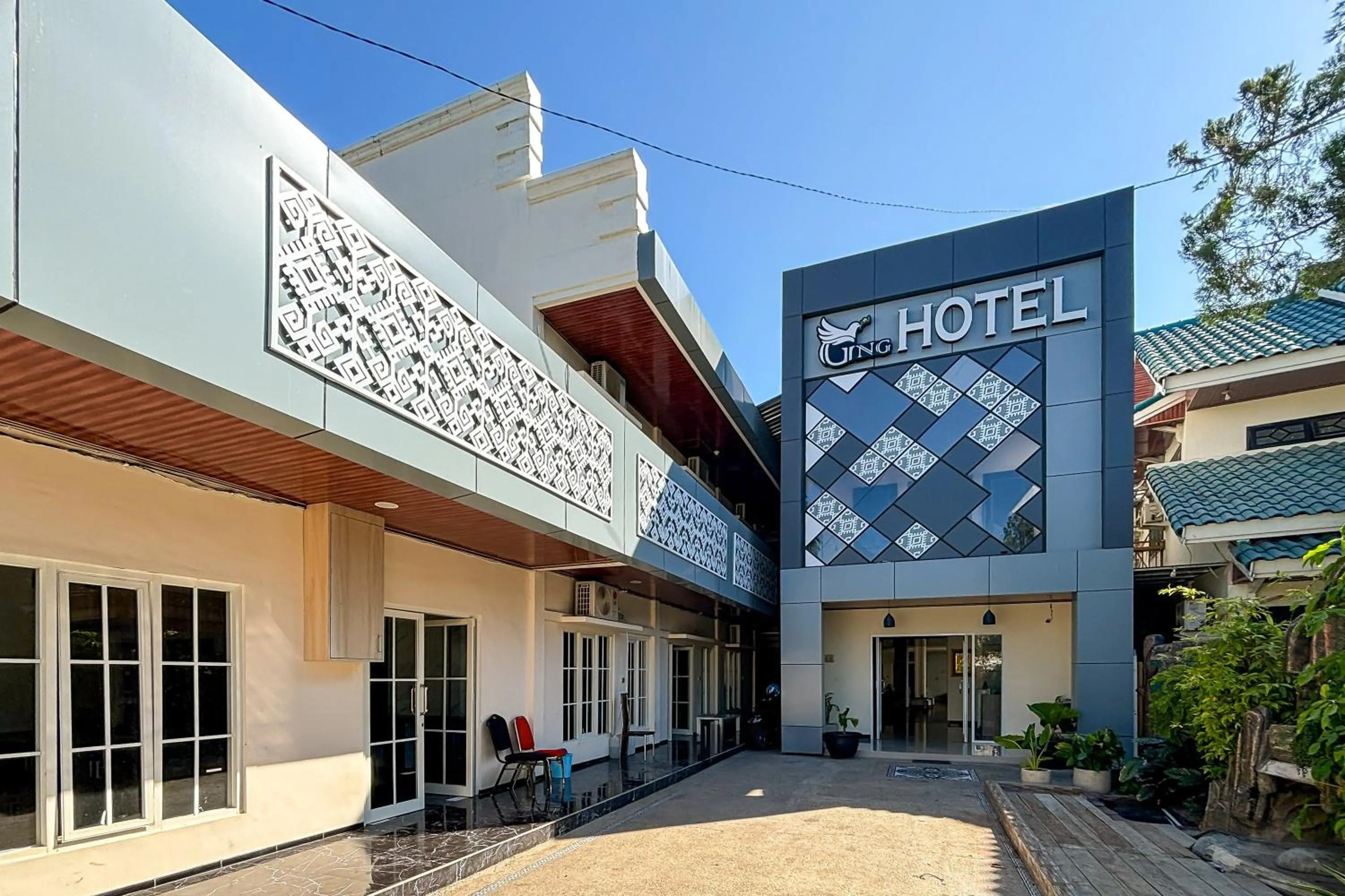 Facade/entrance in RedDoorz Plus at GNG Hotel El Tari Airport Kupang