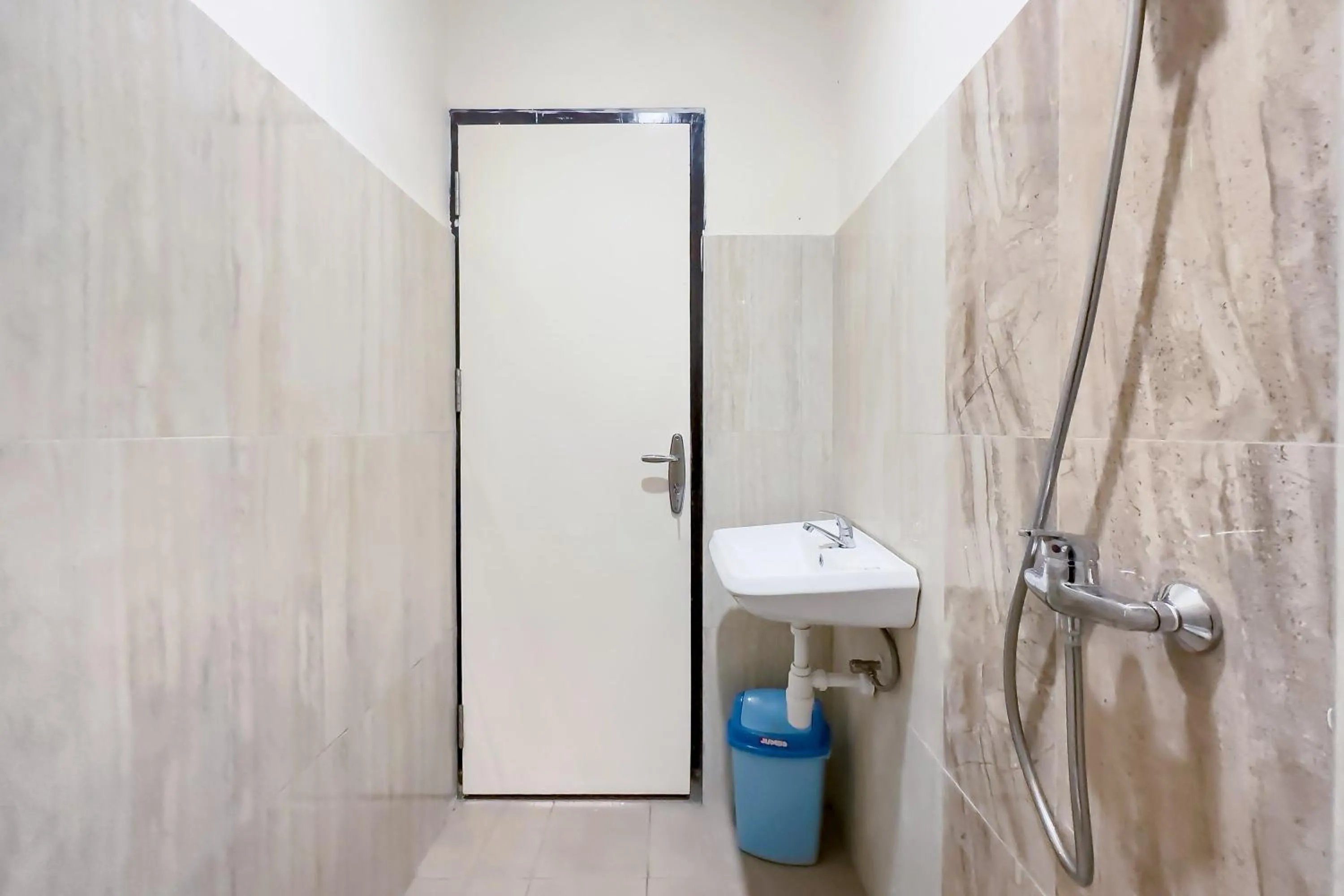 Bathroom in RedDoorz Plus at GNG Hotel El Tari Airport Kupang