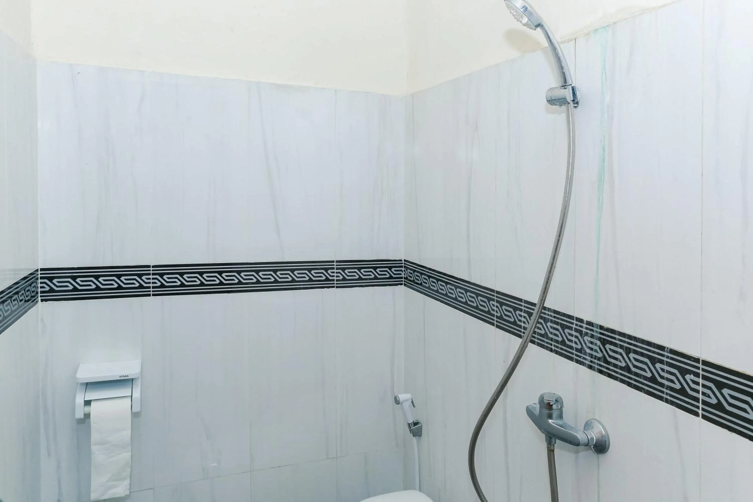 Bathroom in RedDoorz Plus at GNG Hotel El Tari Airport Kupang