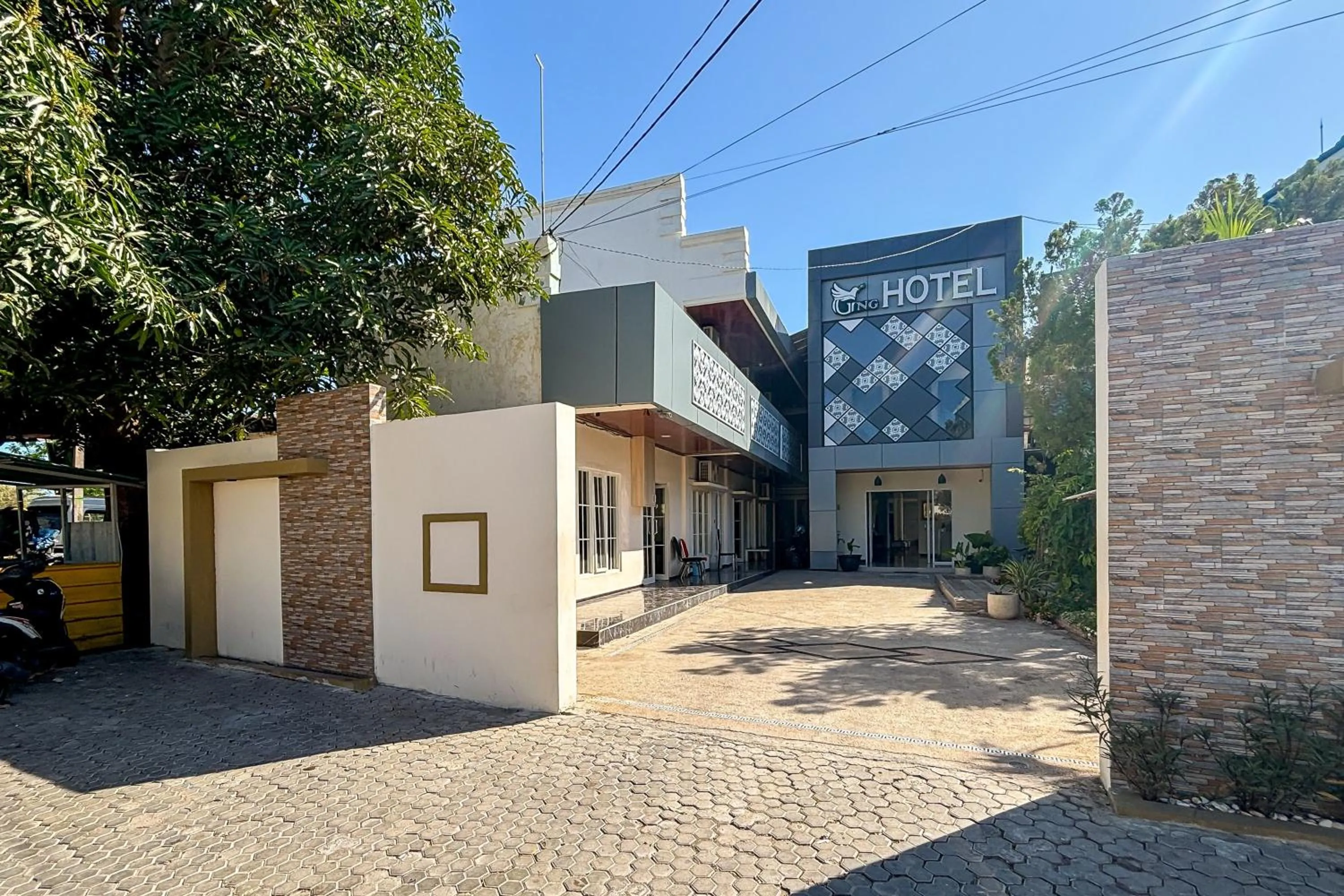 Facade/entrance in RedDoorz Plus at GNG Hotel El Tari Airport Kupang