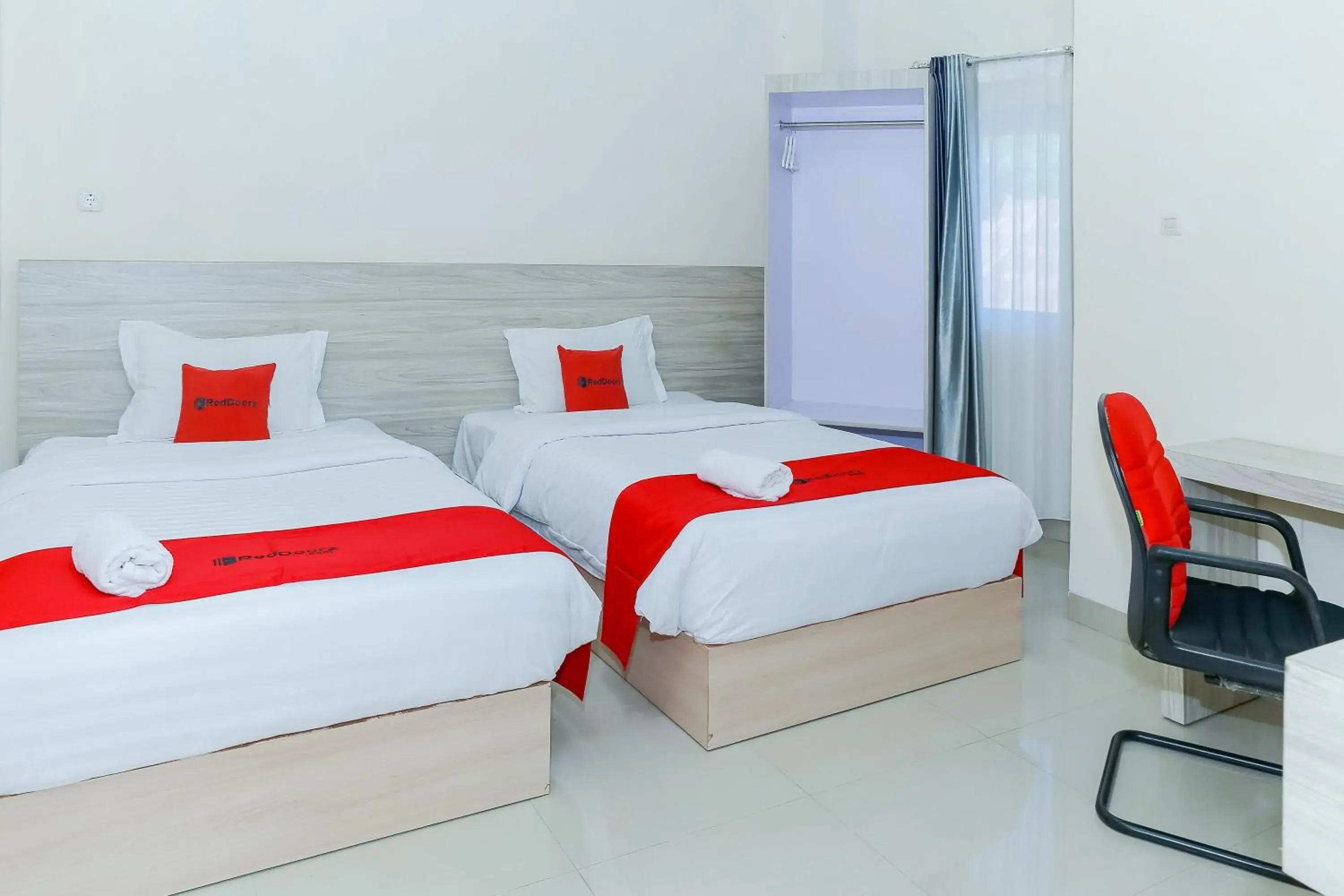 Deluxe Twin Room in RedDoorz Plus at GNG Hotel El Tari Airport Kupang Deluxe Twin Room in RedDoorz Plus at GNG Hotel El Tari Airport Kupang
