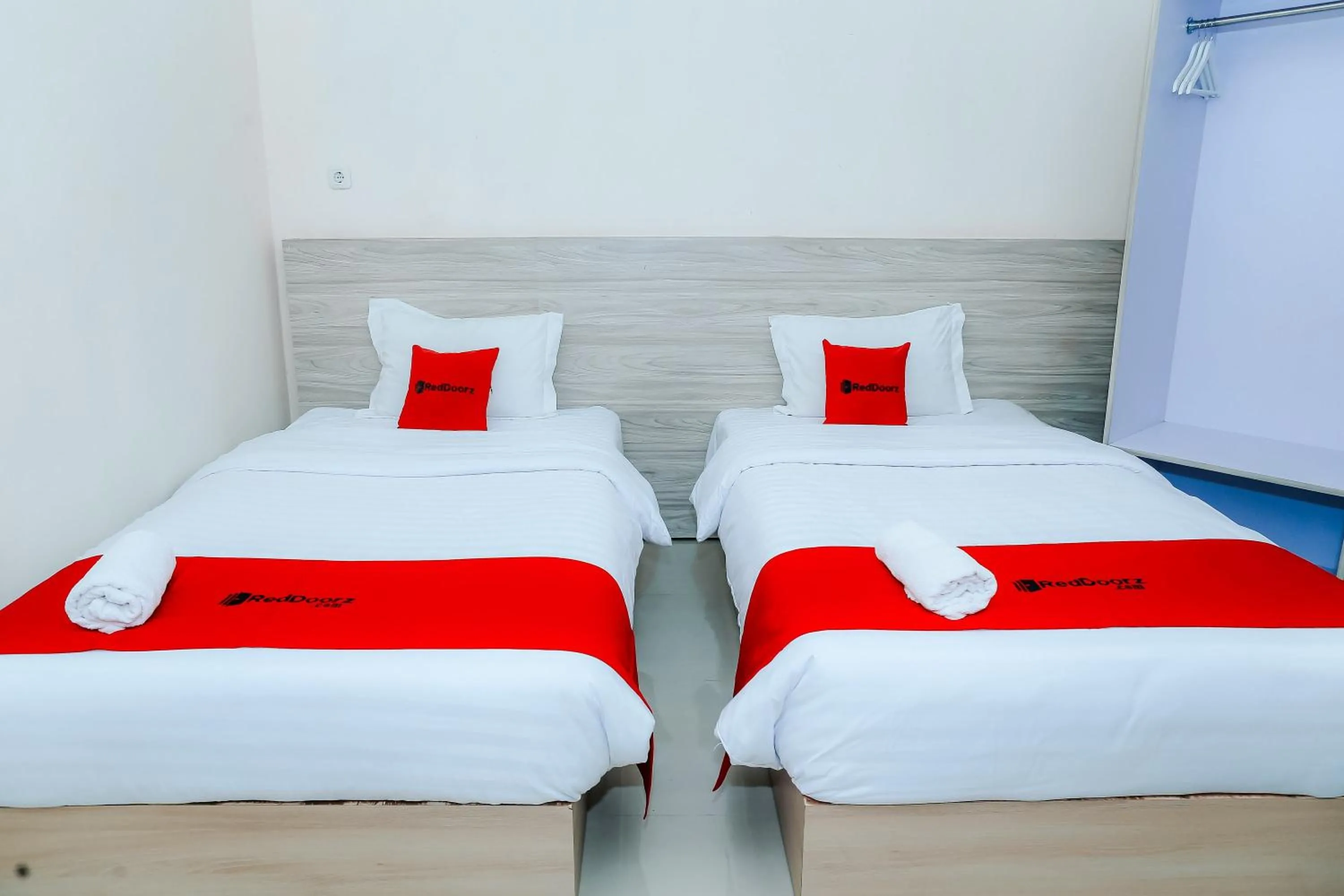 Bedroom, Bed in RedDoorz Plus at GNG Hotel El Tari Airport Kupang