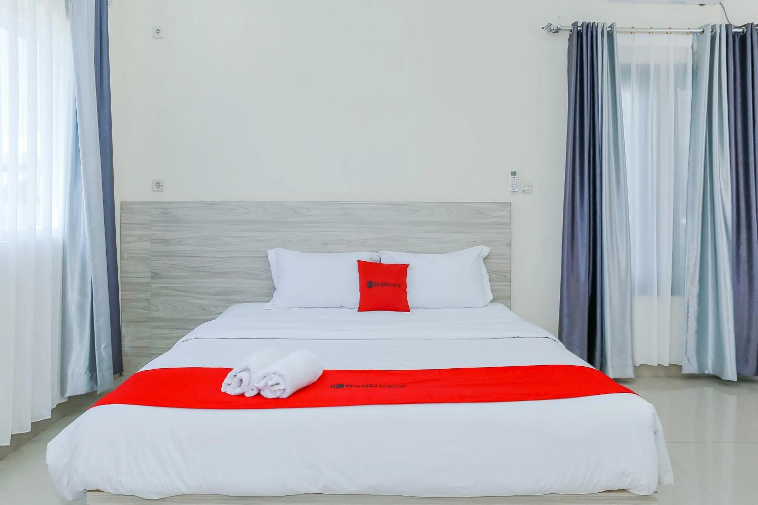 Bedroom, Bed in RedDoorz Plus at GNG Hotel El Tari Airport Kupang