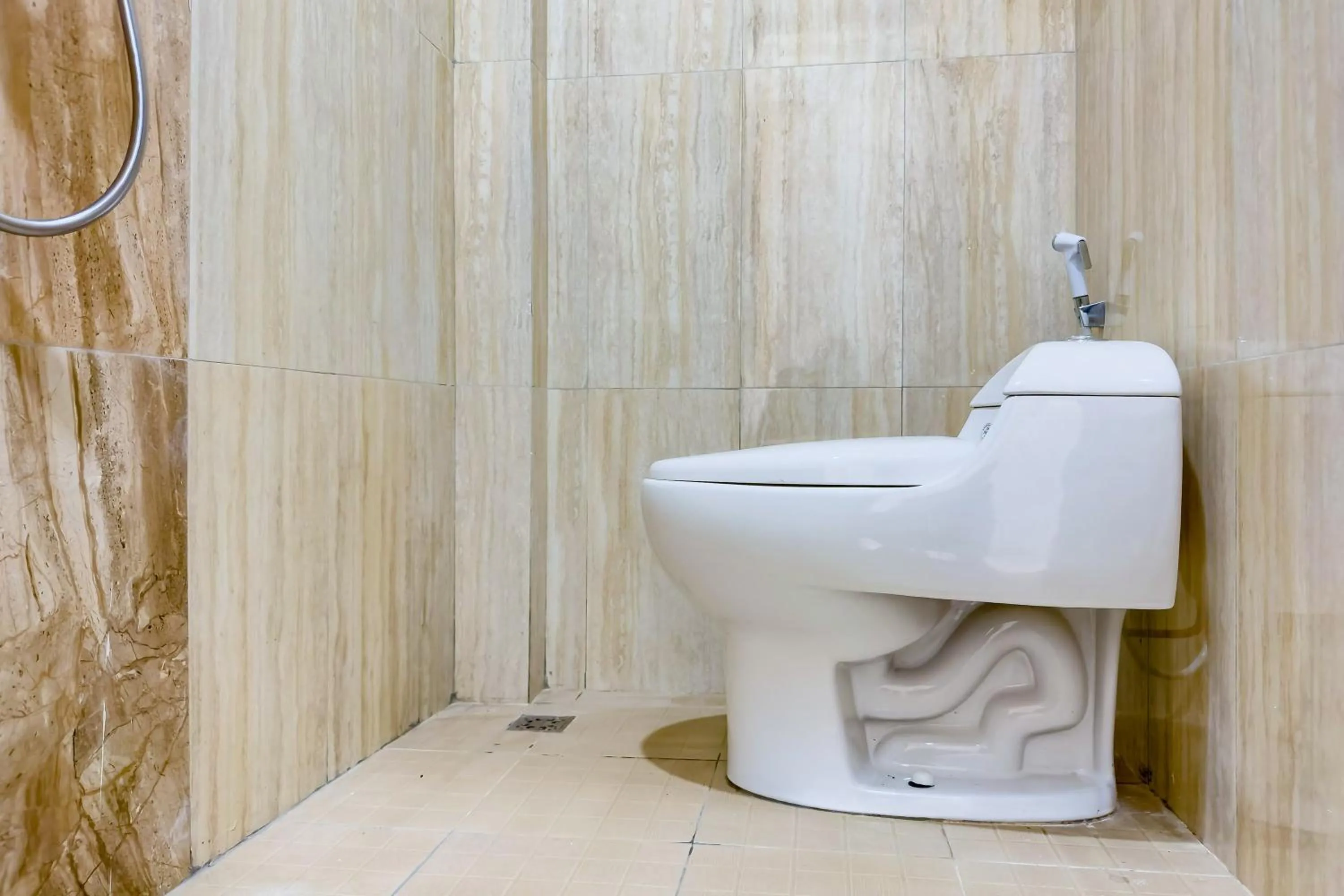Bathroom in RedDoorz Plus at GNG Hotel El Tari Airport Kupang