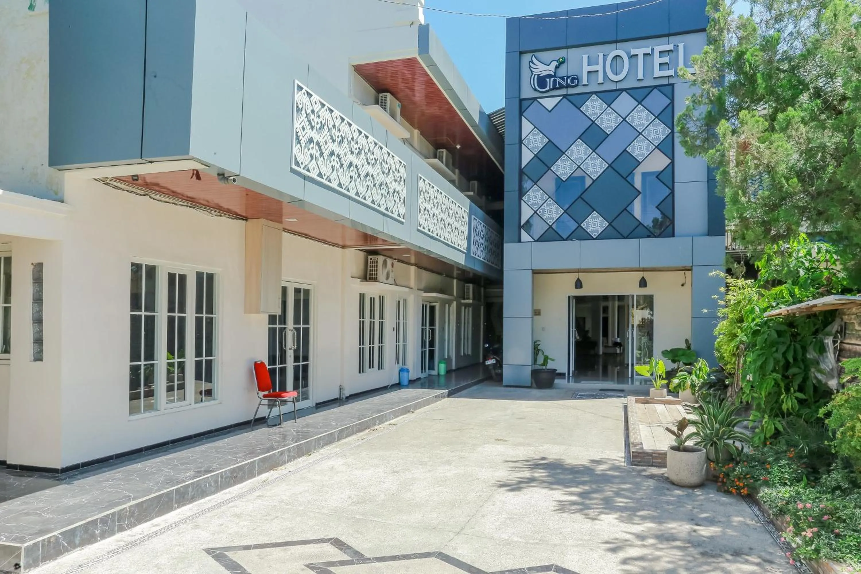 Facade/entrance in RedDoorz Plus at GNG Hotel El Tari Airport Kupang