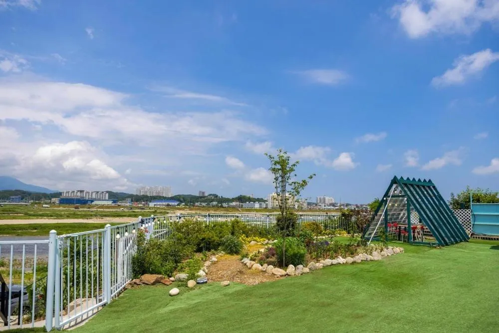 Yangyang Blue Ara Pension