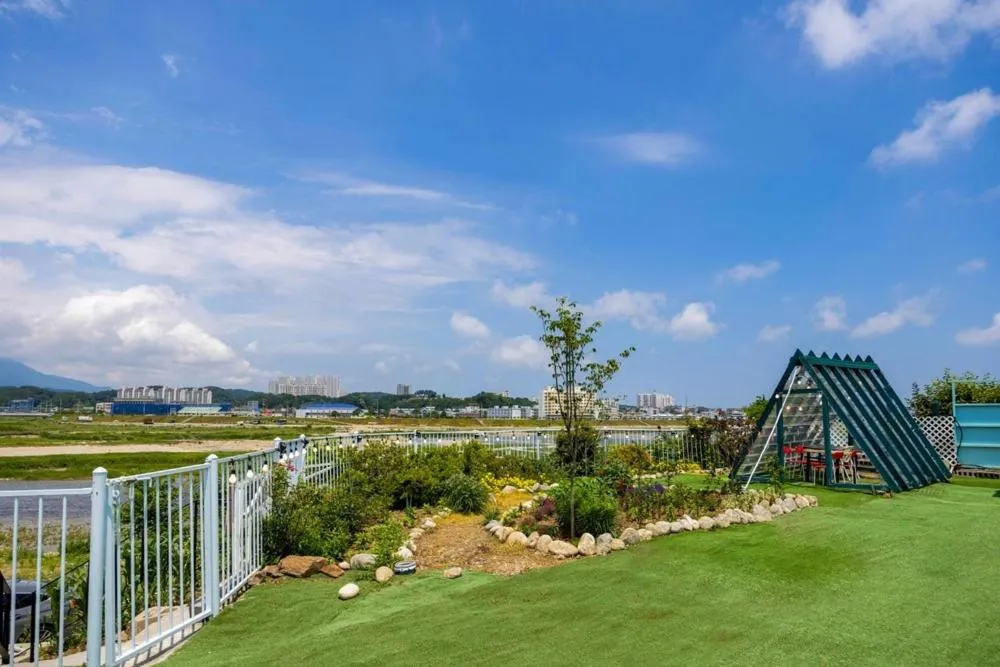 Yangyang Blue Ara Pension