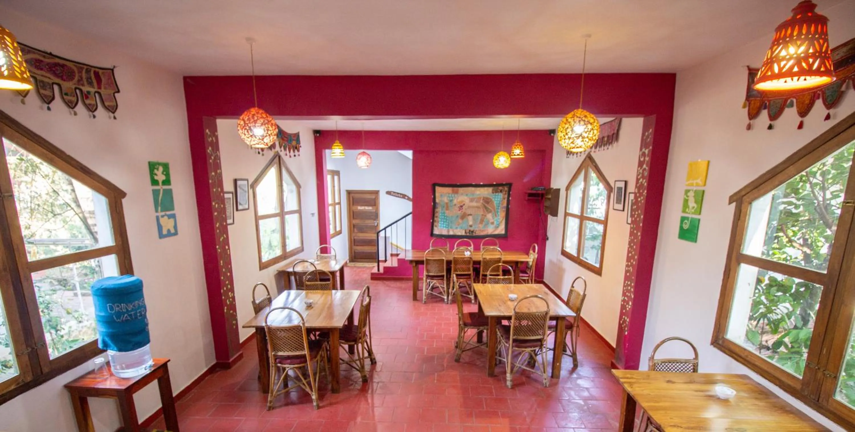 Restaurant/places to eat in Chrissie's Hotel