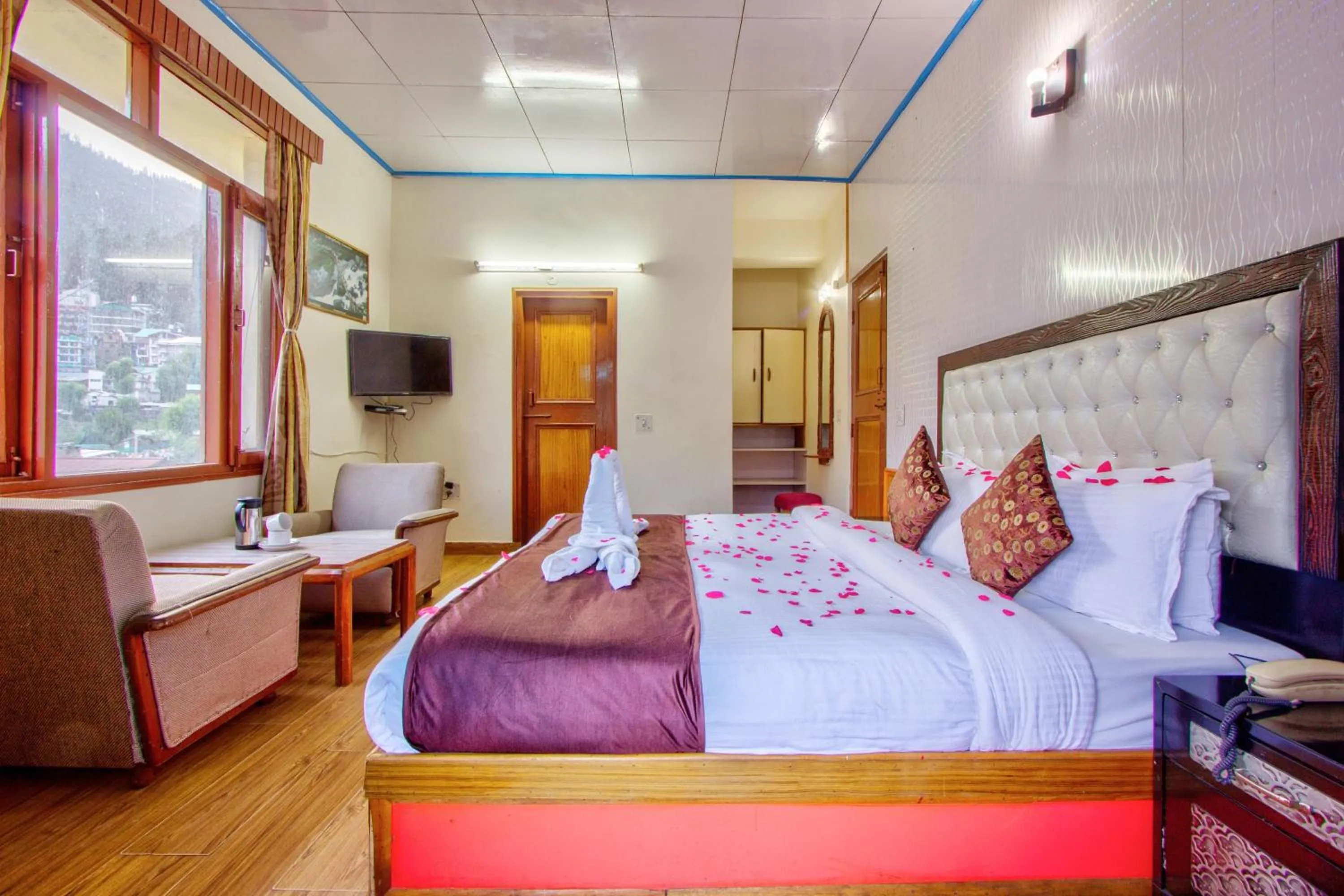 Bedroom in HOTEL ROyAL THE MALL MANALI