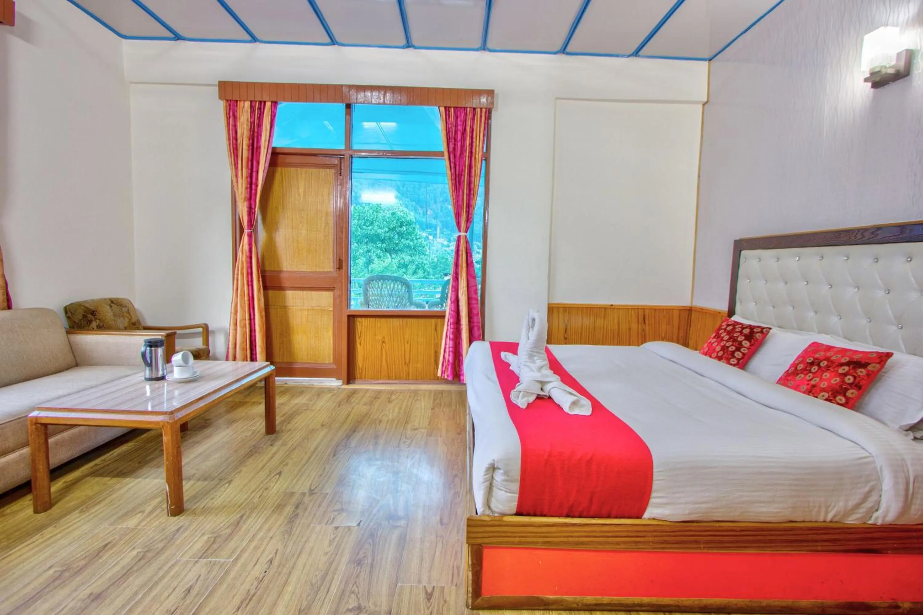 Bedroom in HOTEL ROyAL THE MALL MANALI