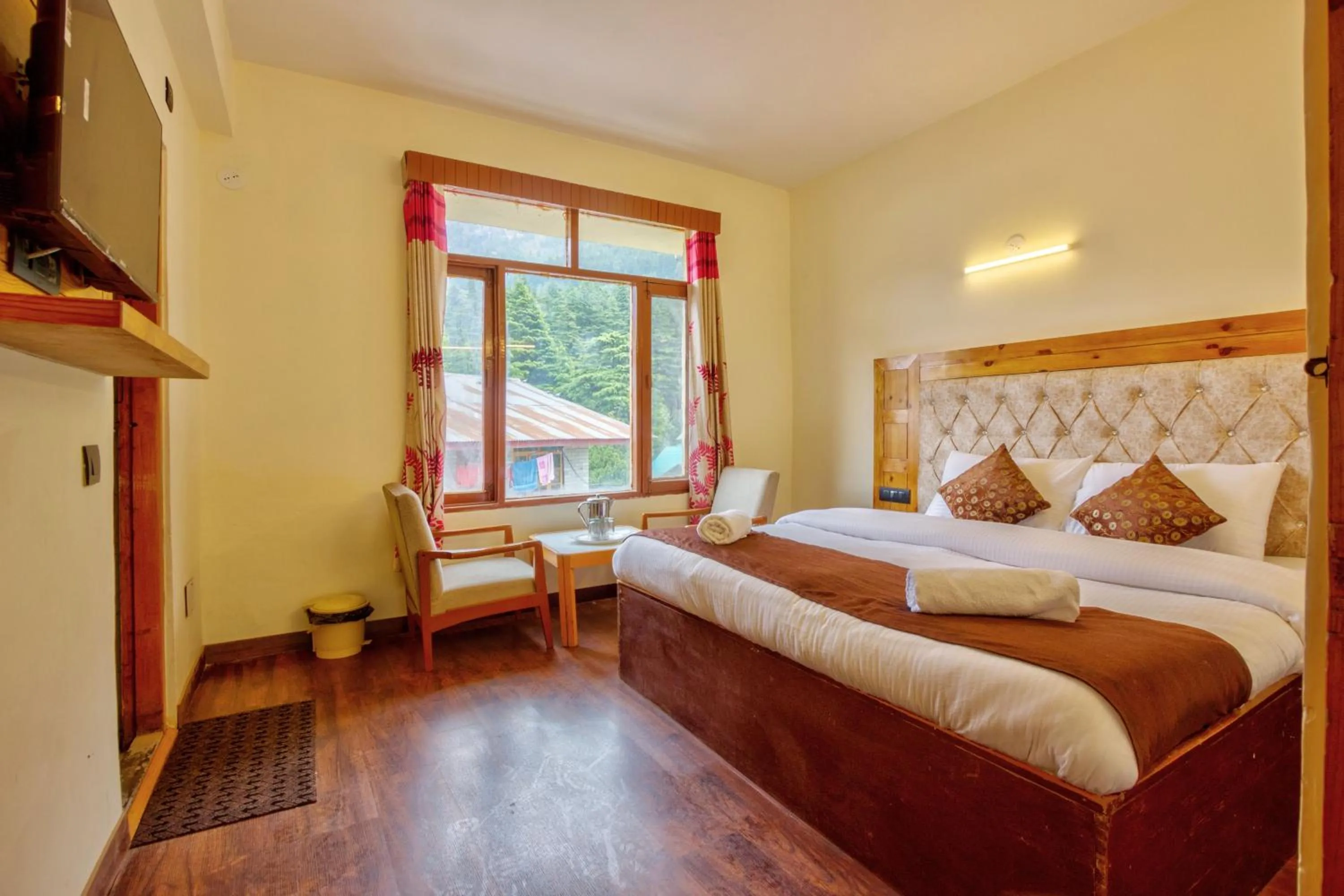 Bedroom in HOTEL ROyAL THE MALL MANALI